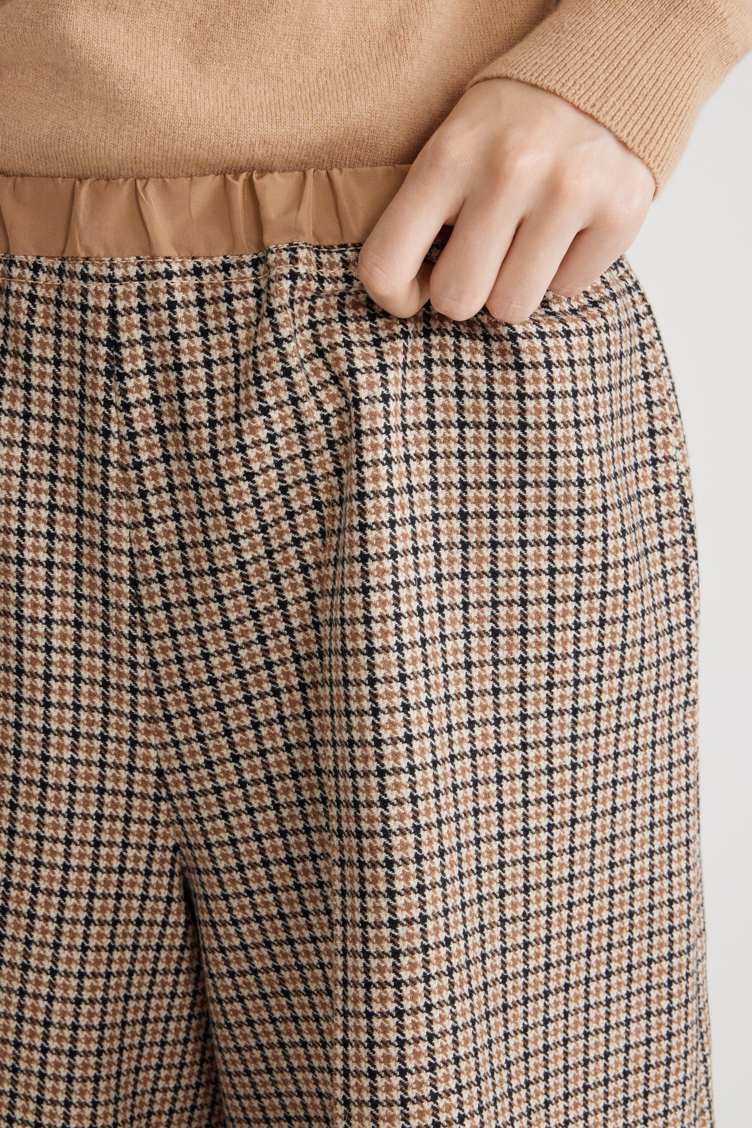 Patou - Longline shorts in recycled wool blend - Houndstooth - Recycled wool blend flannel shorts. Houndstooth pattern. Knee length. Elasticated waist. Contrast waistband. Two pockets at the sides. Pressed creases at the front.