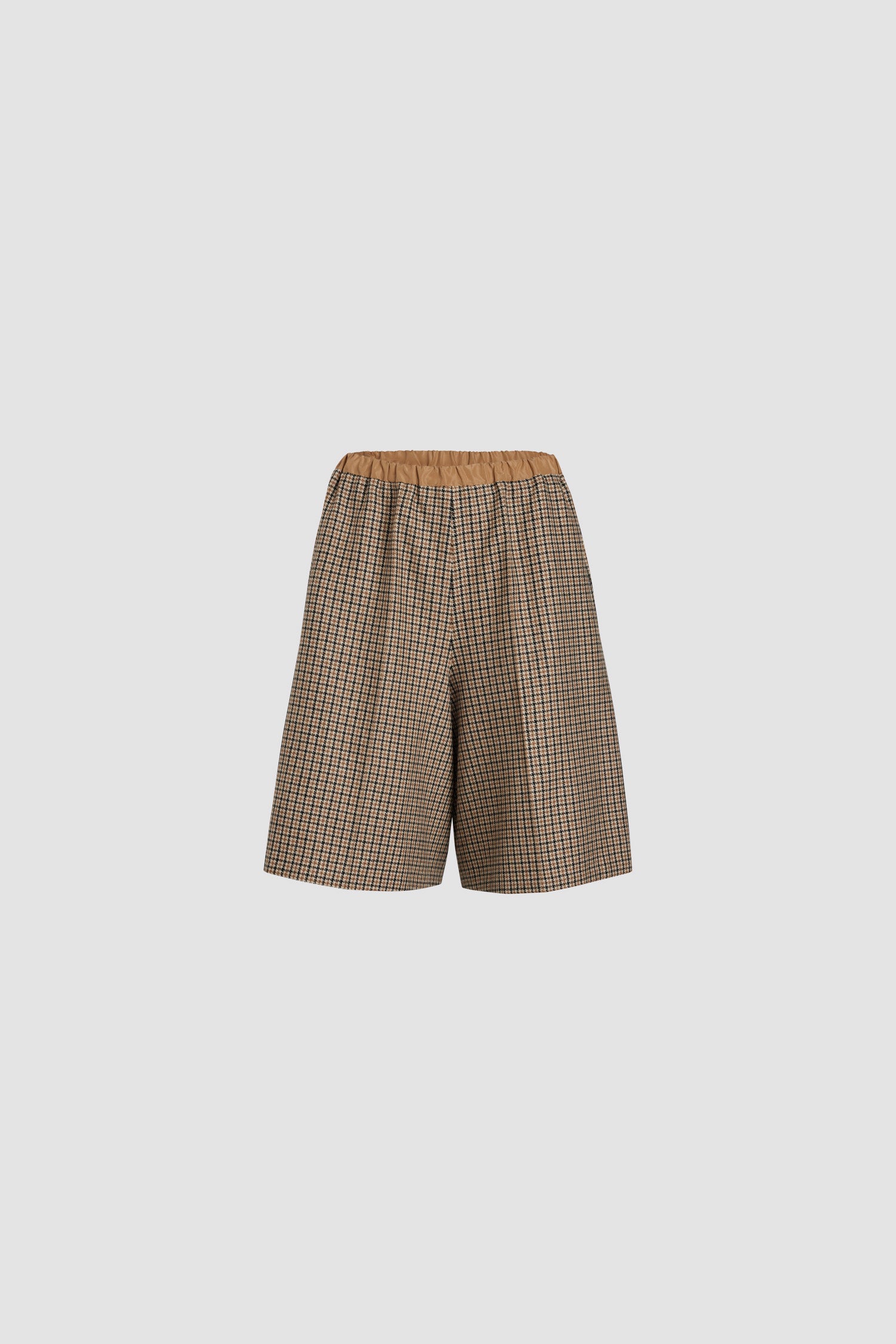 Patou - Longline shorts in recycled wool blend - Houndstooth - Recycled wool blend flannel shorts. Houndstooth pattern. Knee length. Elasticated waist. Contrast waistband. Two pockets at the sides. Pressed creases at the front.