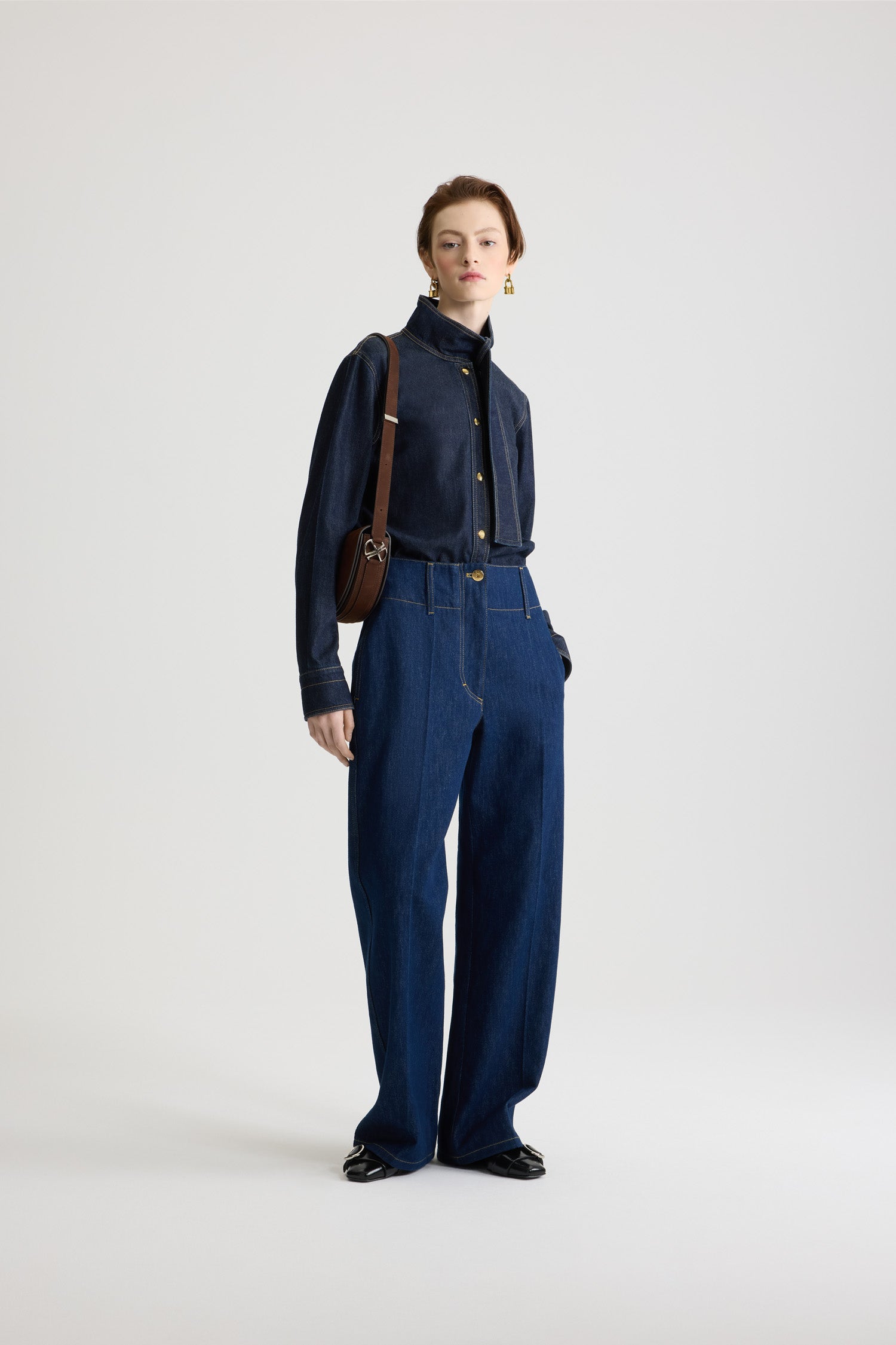 Patou - Pantalon à ceinture large en denim de coton - Rodeo Blue - Pantalon en denim de coton bleu rodéo. Taille mi-haute à basse. Jambe droite. Passants de ceinture. Fermeture par bouton doré gravé Patou et zip dissimulé à l’avant. Poches latérales. Pli pressé sur le devant.