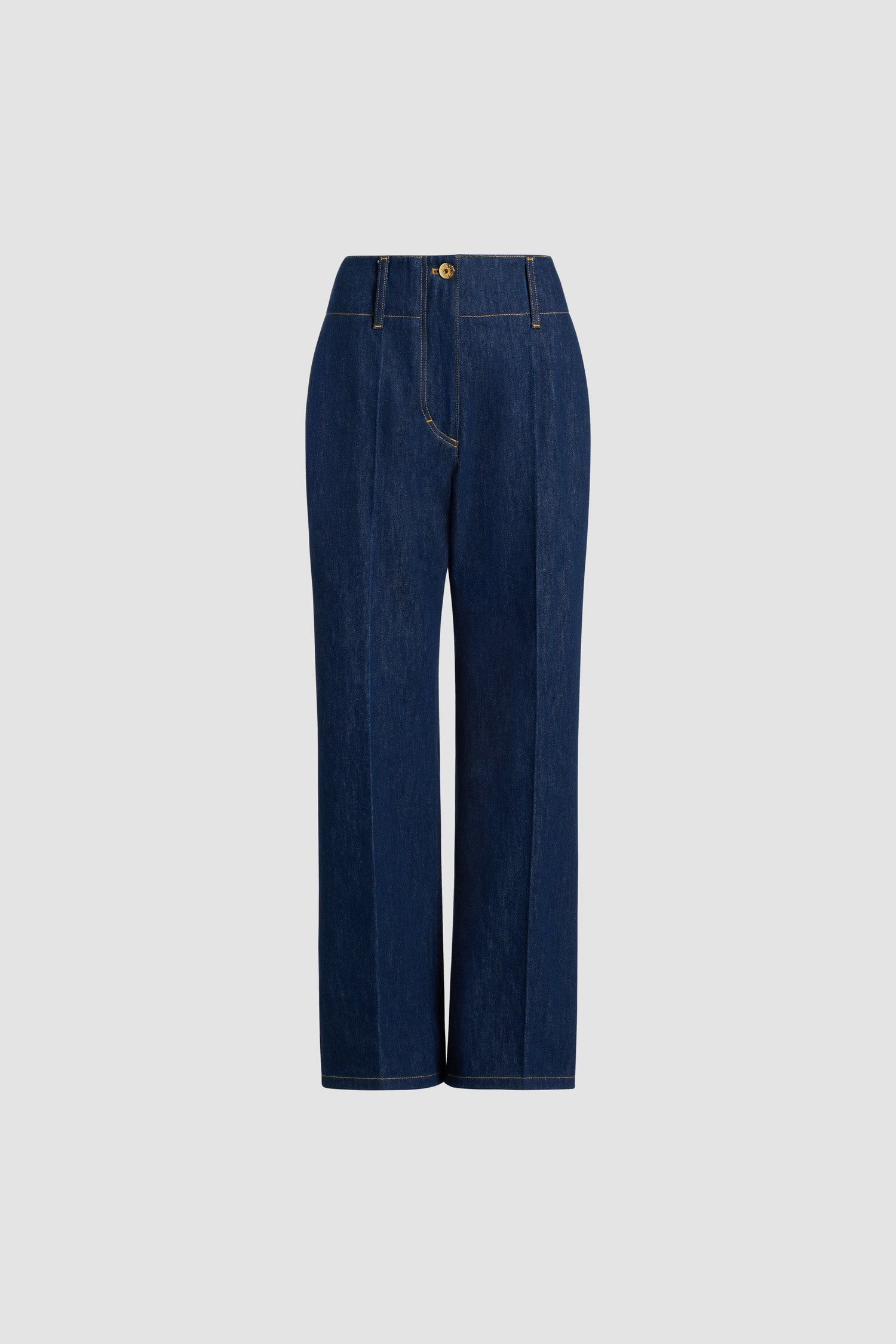 Patou - Pantalon à ceinture large en denim de coton - Rodeo Blue - Pantalon en denim de coton bleu rodéo. Taille mi-haute à basse. Jambe droite. Passants de ceinture. Fermeture par bouton doré gravé Patou et zip dissimulé à l’avant. Poches latérales. Pli pressé sur le devant.