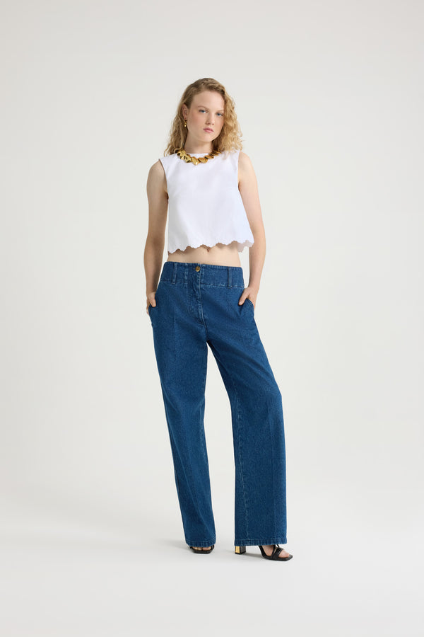 Patou - Pantalon à ceinture large en denim de coton - Ink Blue - Pantalon en denim de coton bleu encre. Taille moyenne à basse. Jambe droite. Passants de ceinture. Fermeture par bouton doré gravé Patou et zip sur le devant. Poches latérales. Plis pressés sur le devant.Ce pantalon se porte sur les hanches. Si vous souhaitez le porter taille haute, nous vous conseillons de prendre une taille en-dessous de votre taille habituelle.