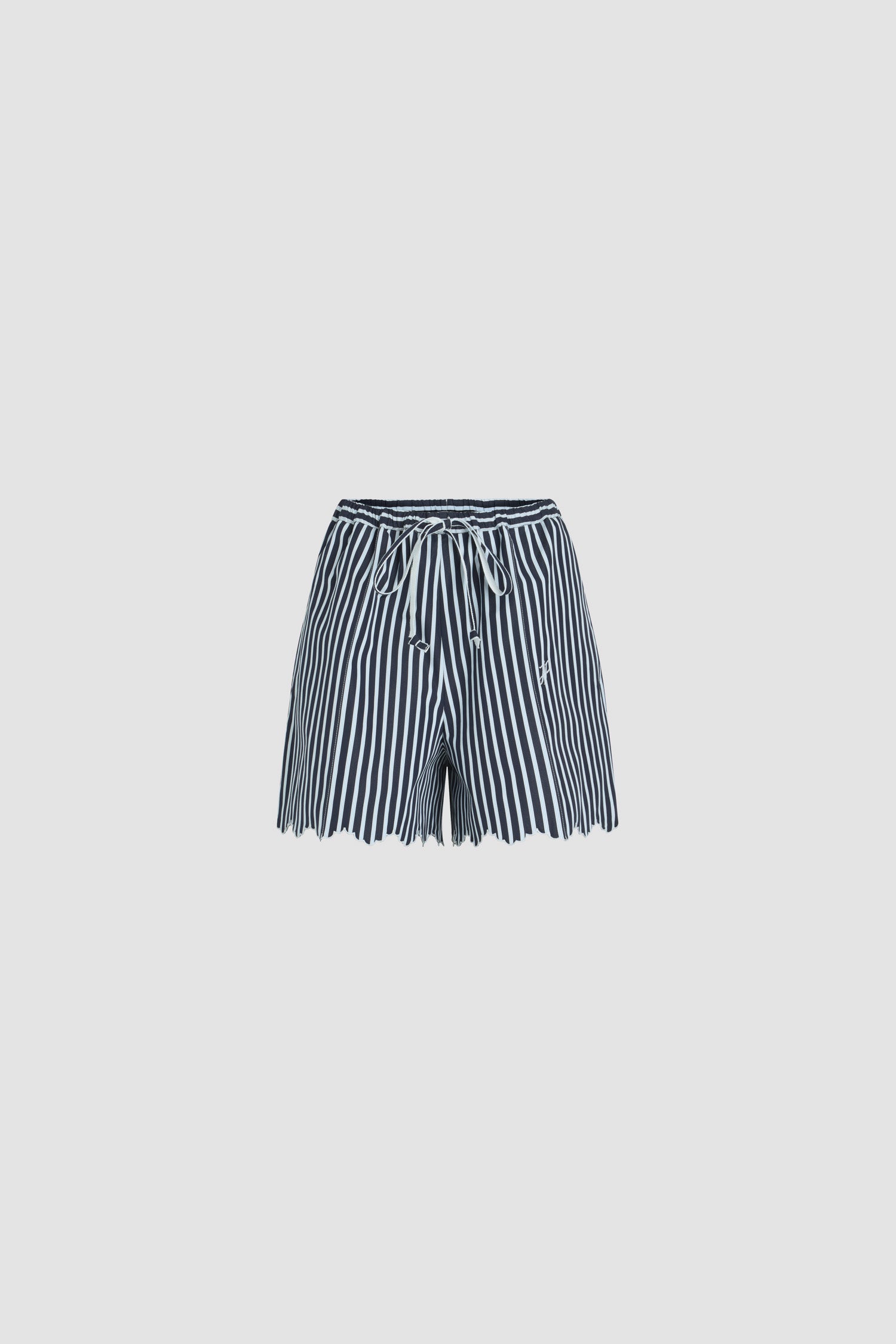 Patou - Sommerliche Shorts aus bedrucktem Bio-Baumwollpopeline - Navy Stripes - Marineblaue Shorts aus Bio-Baumwollpopeline. Gestreiftes Muster. Länge bis zur Mitte des Oberschenkels. Elastische Taille mit Kordelzugverschluss. Aufgestickte JP-Initialen auf der Vorderseite. Gewellter Saum.