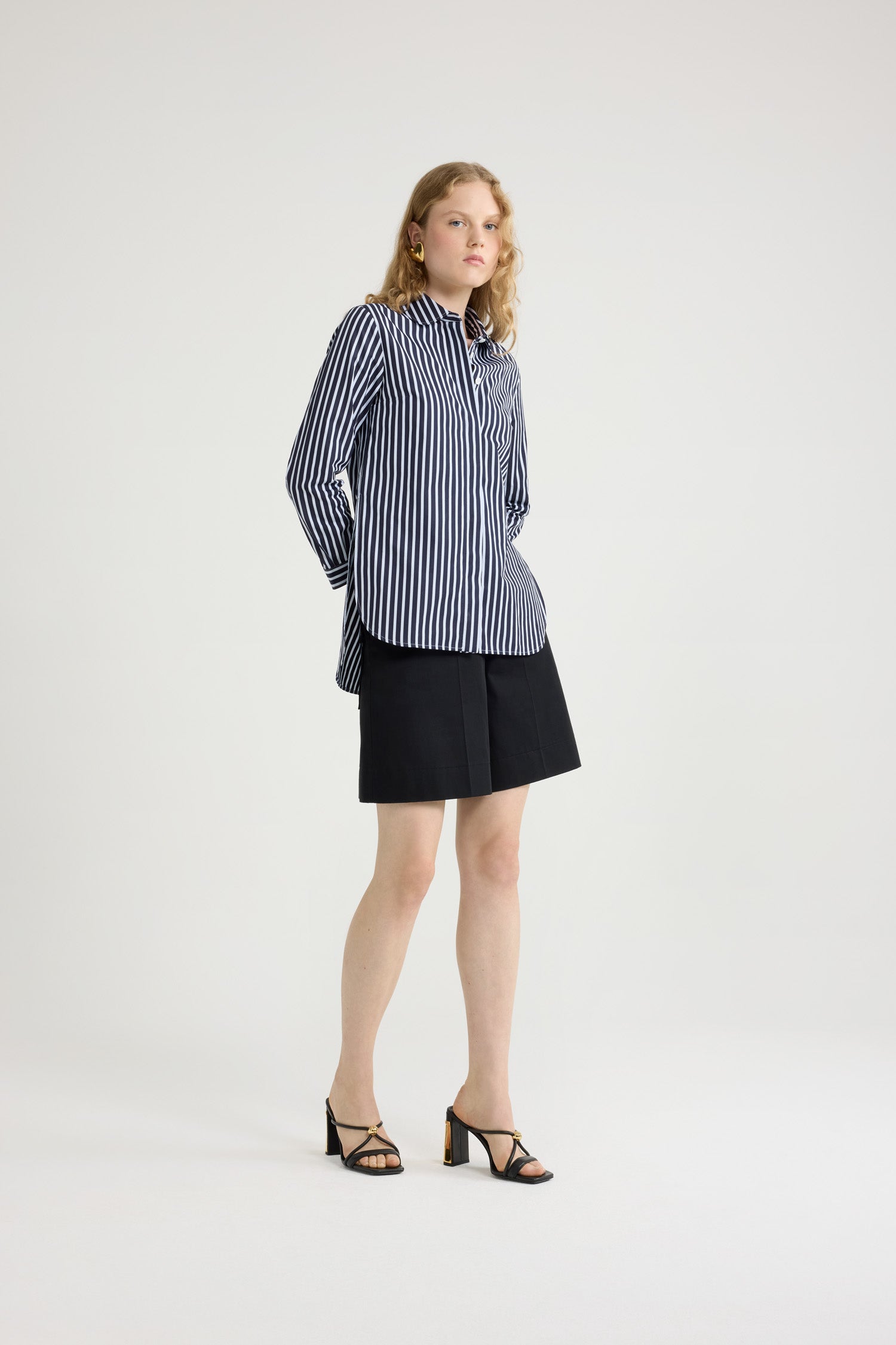 Patou - Bermudashorts aus Bio-Baumwollgabardine - Black - Schwarze Bermudashorts aus Bio-Baumwollgabardine. Hoher Taillenbund. Gürtelschlaufen. Goldfarbener Knopf mit JP-Monogramm-Gravur und verdeckter Reißverschluss vorne. Bügelfalten auf der Vorderseite. Aufgesetzte Gesäßtaschen. Aufgesticktes Patou Logo am Taillenbund.