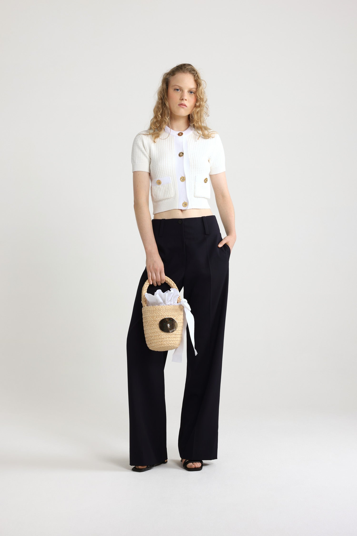 Patou - サステナブル テクニカルウールツイル ストレートパンツ - Navy Black - ネイビーブラックのサステナブルなテクニカルウールツイルパンツ。ストレートレッグ。ベルトループ付き。フロントにJPモノグラム刻印入りボタンと隠しファスナー。フロントとバックにプリーツ。背面にボタン付きジェットポケット。