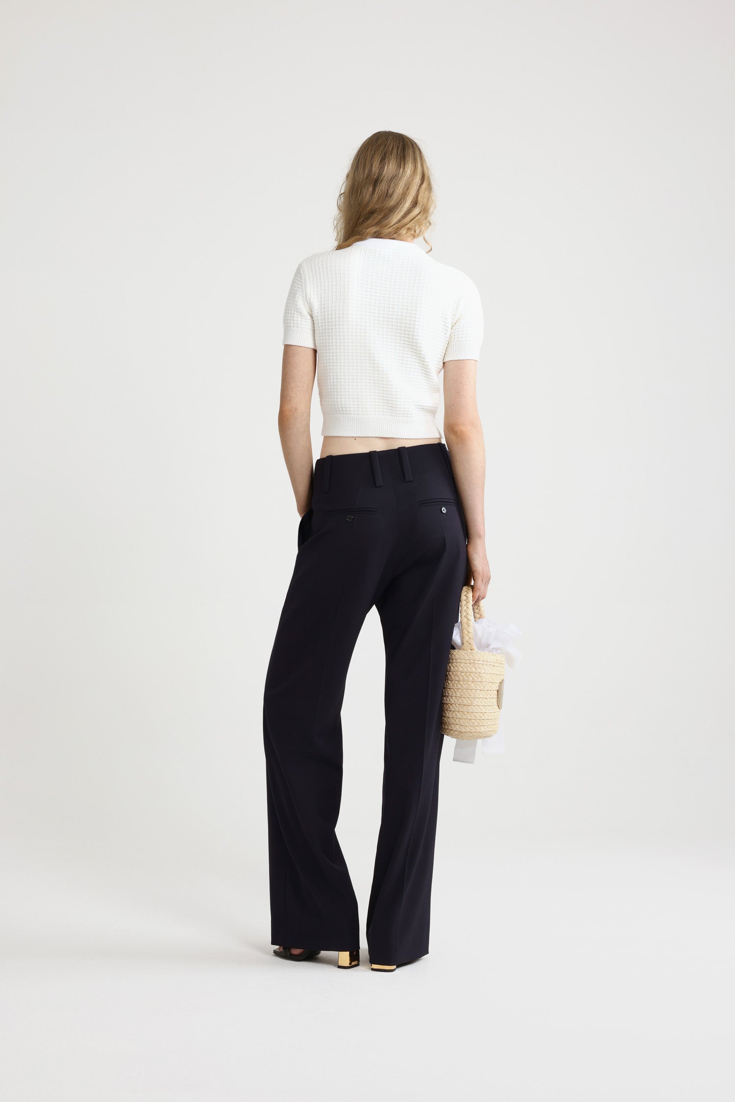 Patou - サステナブル テクニカルウールツイル ストレートパンツ - Navy Black - ネイビーブラックのサステナブルなテクニカルウールツイルパンツ。ストレートレッグ。ベルトループ付き。フロントにJPモノグラム刻印入りボタンと隠しファスナー。フロントとバックにプリーツ。背面にボタン付きジェットポケット。