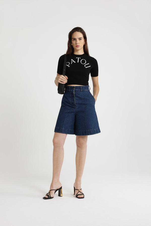 Patou - Bermuda en denim de coton - Ink Blue - Bermuda en denim de coton bleu encre. Taille haute. Passants de ceinture. Fermeture par bouton doré gravé JP et zip sur le devant. Poches latérales.