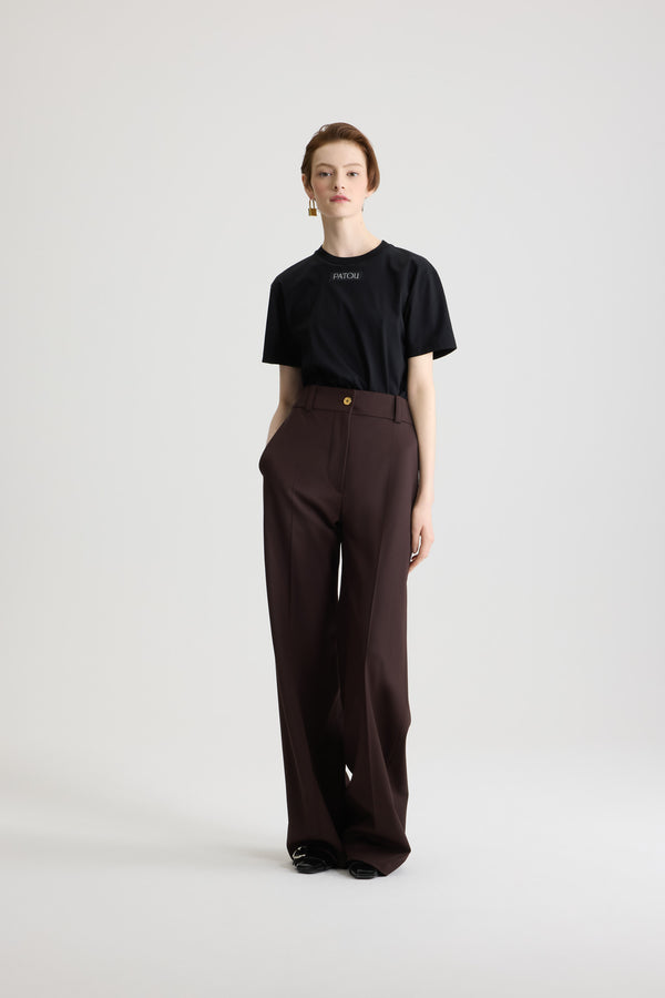 Patou - Taillierte Hose mit ausgestelltem Bein aus nachhaltiger technischer Wolle - Smoked Ebony - Hose aus nachhaltigem technischem Wolltwill in Rauchig-Ebenholz. Langes ausgestelltes Bein. Goldfarbener Knopf mit JP-Monogrammgravur und verdeckter Reißverschluss vorne. Gürtelschlaufen. Seitentaschen. Nähfalte vorne und hinten.