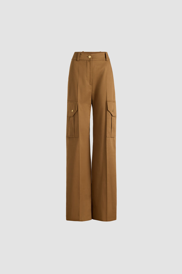Patou - Cargo-Hose mit ausgestelltem Bein aus Bio-Baumwollgabardine - Nutmeg - Hose aus Bio-Baumwollgabardine in Muskatnuss-Hellbraun. Langes ausgestelltes Bein. Goldfarbener Knopf mit JP-Monogrammgravur und verdeckter Reißverschluss vorne. Gürtelschlaufen. Seitentaschen; Cargo-Taschen mit goldfarbenen Druckknöpfen mit eingraviertem JP-Monogramm an den Beinen. Nähfalte vorne und hinten.