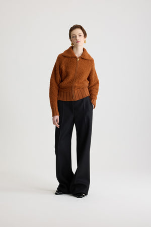 Taillierte Hose mit ausgestelltem Bein und Schlossdetail aus Wolle