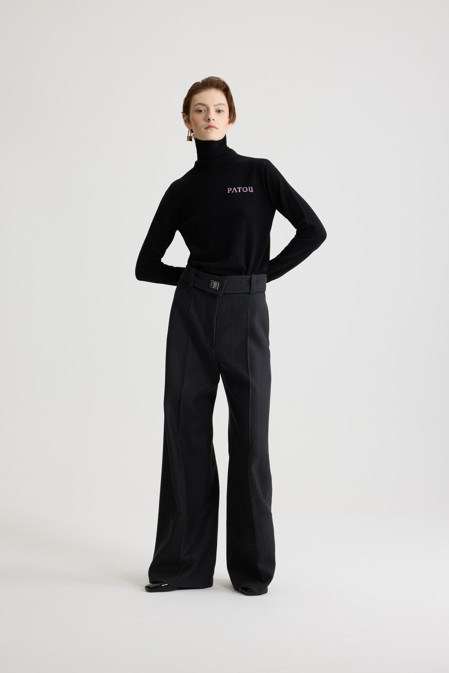 Patou - Pantalon évasé en laine avec fermoir - Mercury - Pantalon en laine vierge gris mercure. Jambe longue évasée. Fermeture par fermoir argenté et zip dissimulé à l’avant. Passants de ceinture. Poches latérales. Pli cousu à l’avant et à l’arrière.
