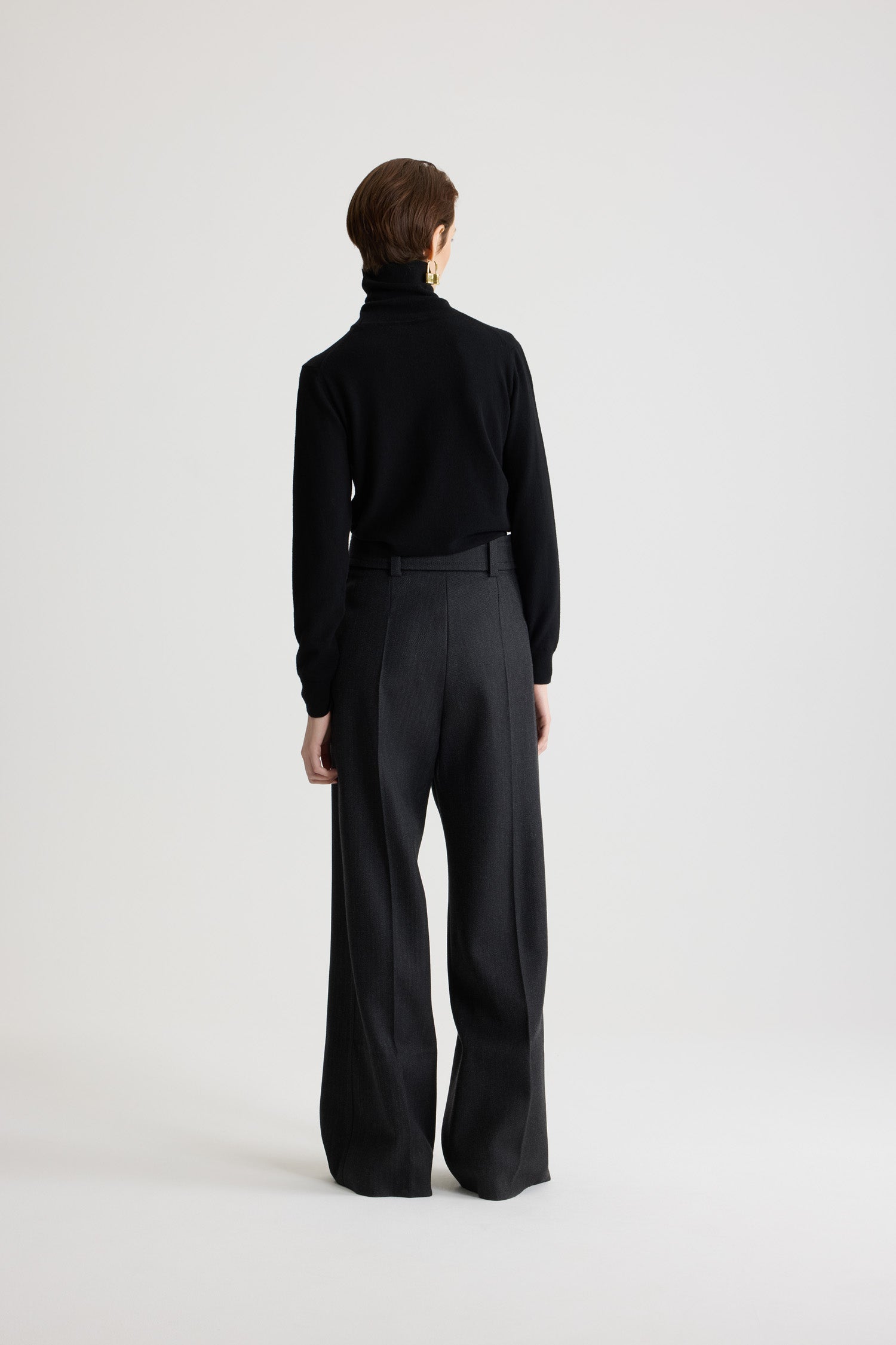 Patou - Pantalon évasé en laine avec fermoir - Mercury - Pantalon en laine vierge gris mercure. Jambe longue évasée. Fermeture par fermoir argenté et zip dissimulé à l’avant. Passants de ceinture. Poches latérales. Pli cousu à l’avant et à l’arrière.