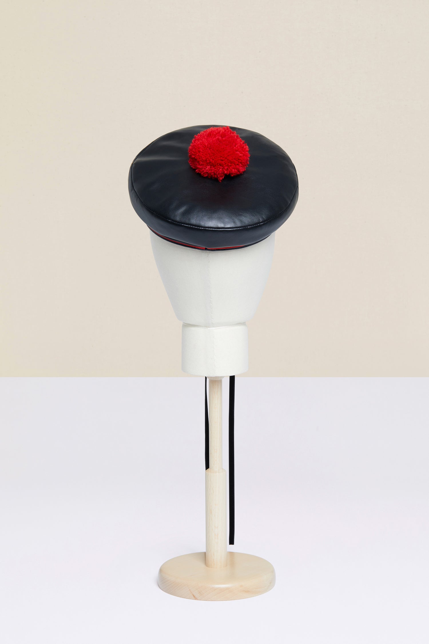 Patou - Cappello da marinaio in similpelle - Black - Il pompon firma il cappello.Cappello da marinaio in similpelle nera. Logo Patou ricamato in lettere oro. Chiusura con lacci di velluto. Pompon rosso rimovibile.
