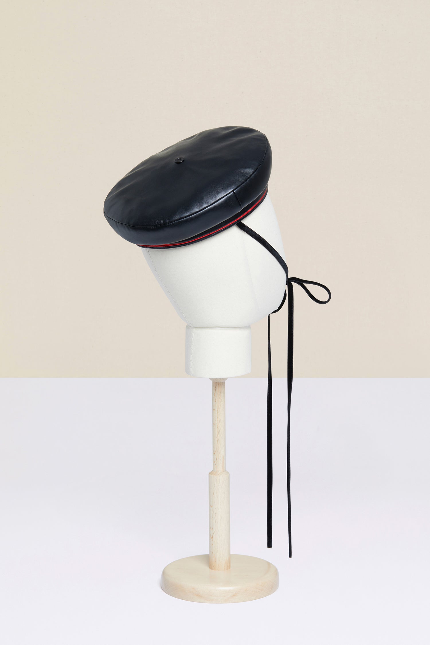 Patou - Cappello da marinaio in similpelle - Black - Il pompon firma il cappello.Cappello da marinaio in similpelle nera. Logo Patou ricamato in lettere oro. Chiusura con lacci di velluto. Pompon rosso rimovibile.