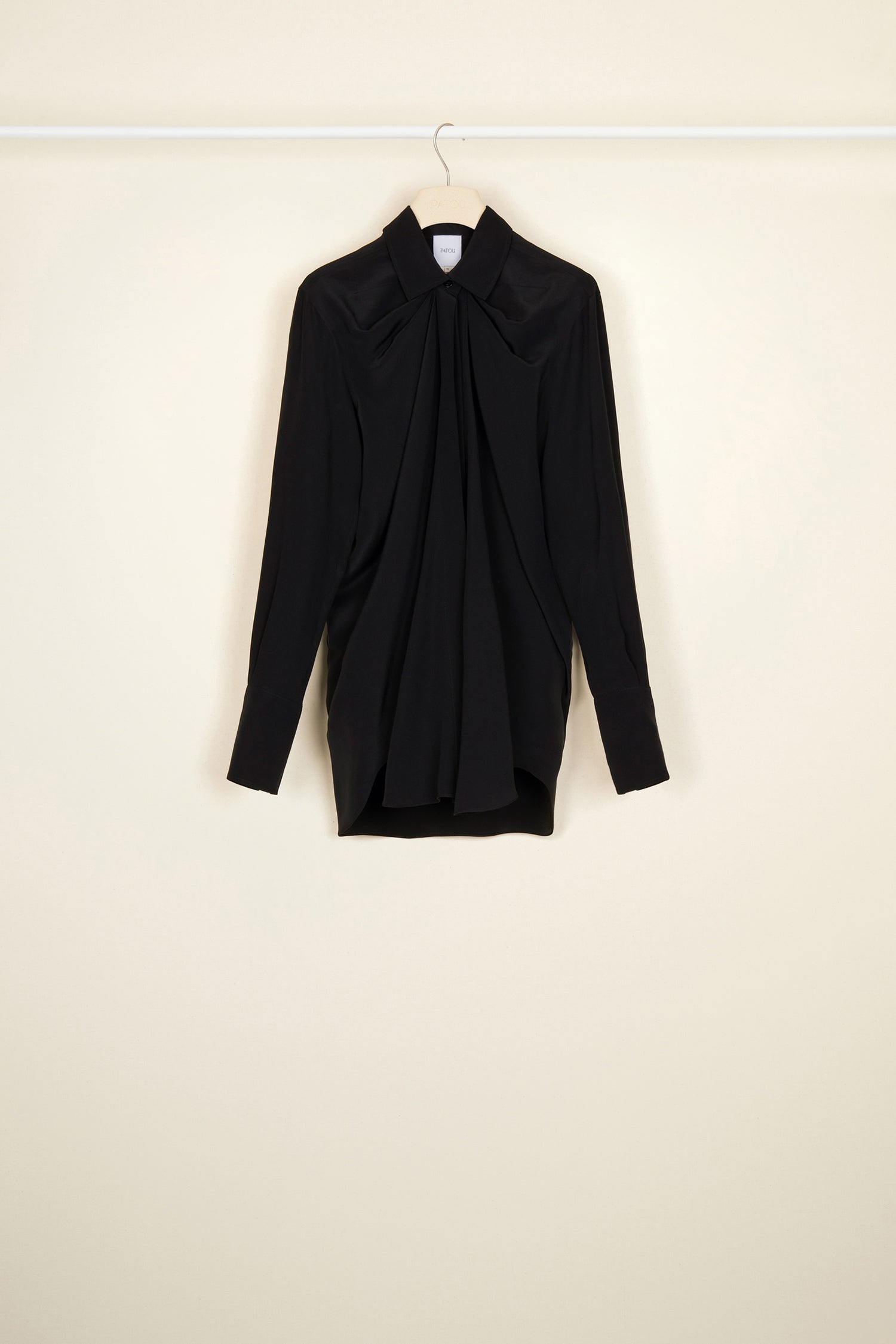 Patou - Iconic draped silk blouse - Black - A masterclass in draping.Black silk crepe blouse. Longline draped silhouette with shirring at the neckline. Engraved gold-coloured buttons at the collar and cuffs ; concealed button fastening. Signature curved seam at the back.