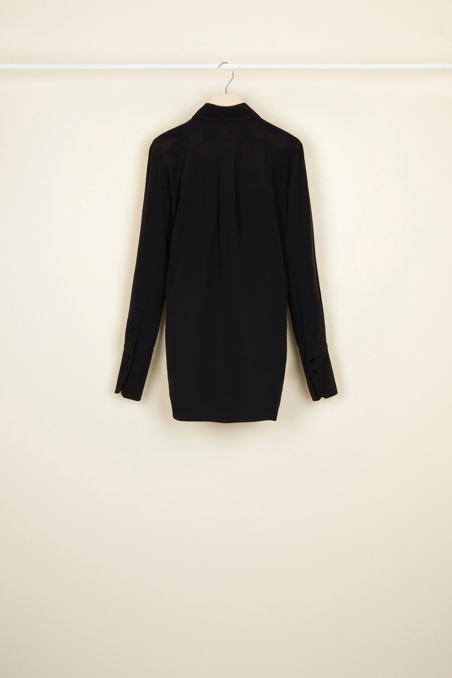 Patou - Iconic draped silk blouse - Black - A masterclass in draping.Black silk crepe blouse. Longline draped silhouette with shirring at the neckline. Engraved gold-coloured buttons at the collar and cuffs ; concealed button fastening. Signature curved seam at the back.