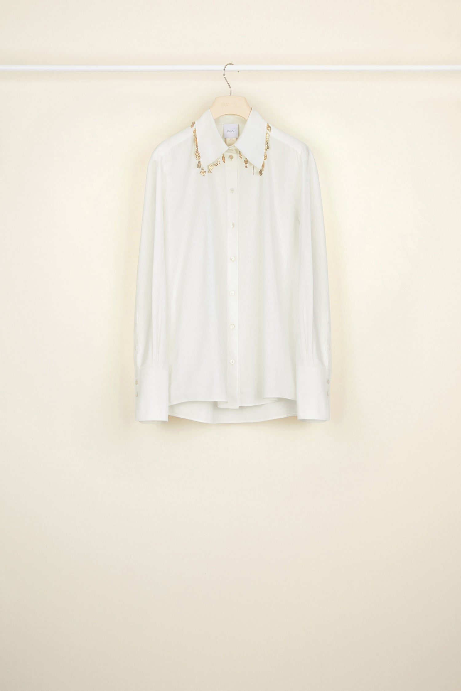 Patou - Camicia in cotone con ex-voto - Cream Jewellery - Gli ex-voto illuminano il collo.Camicia in twill di cotone bianco crema con ex-voto dorati cuciti sul collo. Bottoni sul fronte e ai polsi.