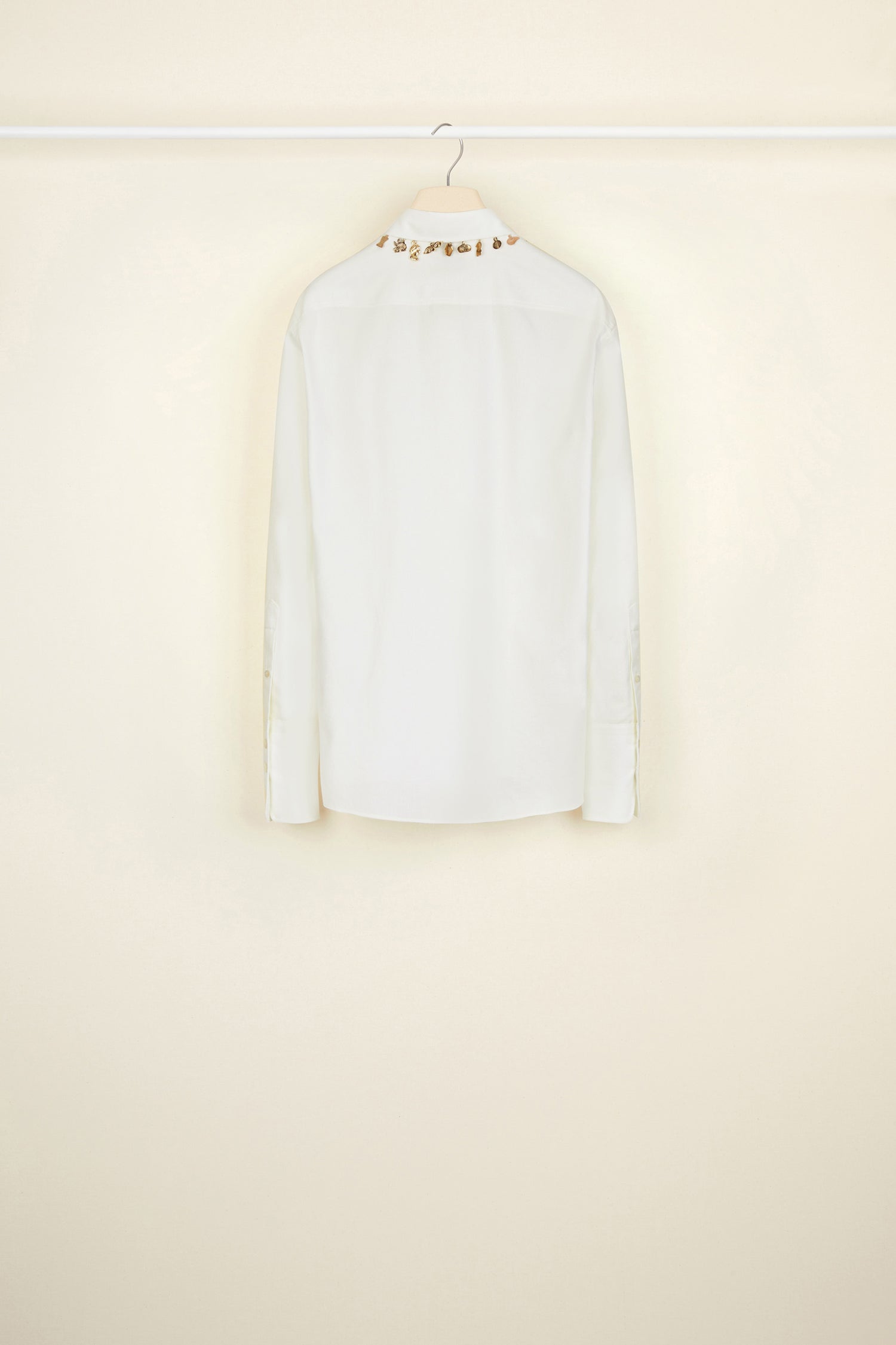 Patou - Camicia in cotone con ex-voto - Cream Jewellery - Gli ex-voto illuminano il collo.Camicia in twill di cotone bianco crema con ex-voto dorati cuciti sul collo. Bottoni sul fronte e ai polsi.