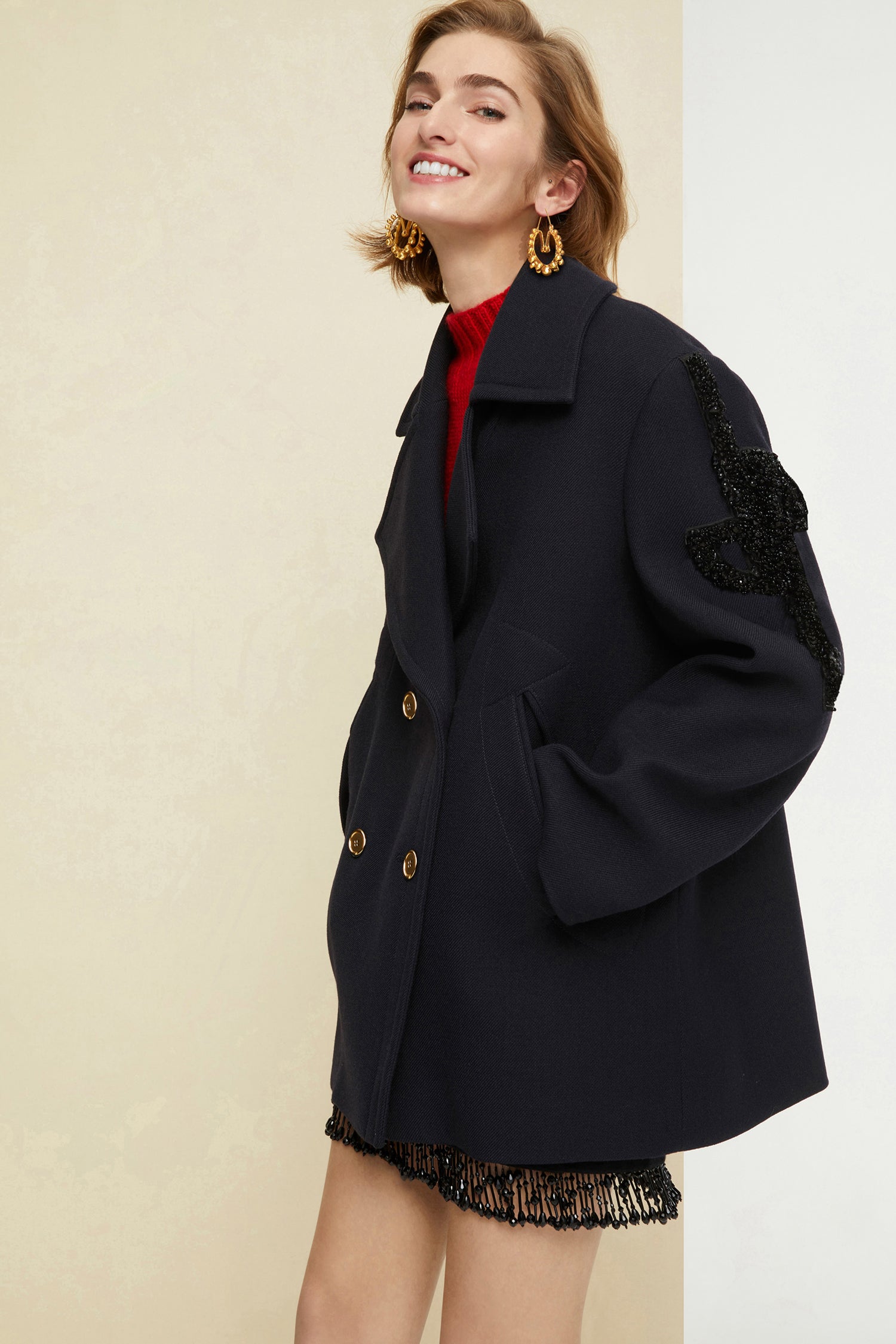 Patou - Peacoat-Mantel mit juwelenverziertem Logo - Navy Pearls - Das Logo – Namenszug und Verzierung zugleich.Marineblauer Peacoat-Mantel aus Schurwolle. Doppelreihig mit akzentuiertem Revers. JP-Logo aus schwarzen Perlen auf dem linken Ärmel. Kontrastierende Goldknöpfe. Leistentaschen. Vollständig gefüttert.