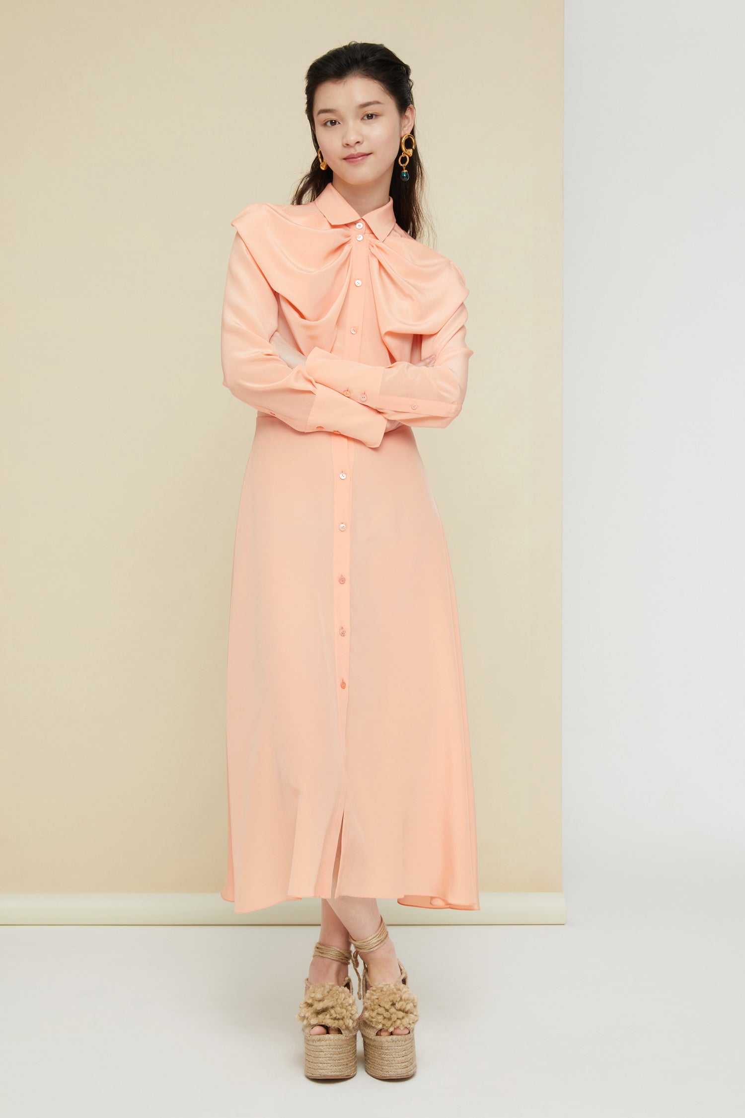 Patou - Vestito midi con collo a fiocco - Coral - Il fiocco? Il nuovo must.Il collo a fiocco, nuova signature di Patou. Vestito camicia lunghezza midi in crepe di seta corallo. Bottoni sul fronte e ai polsi.