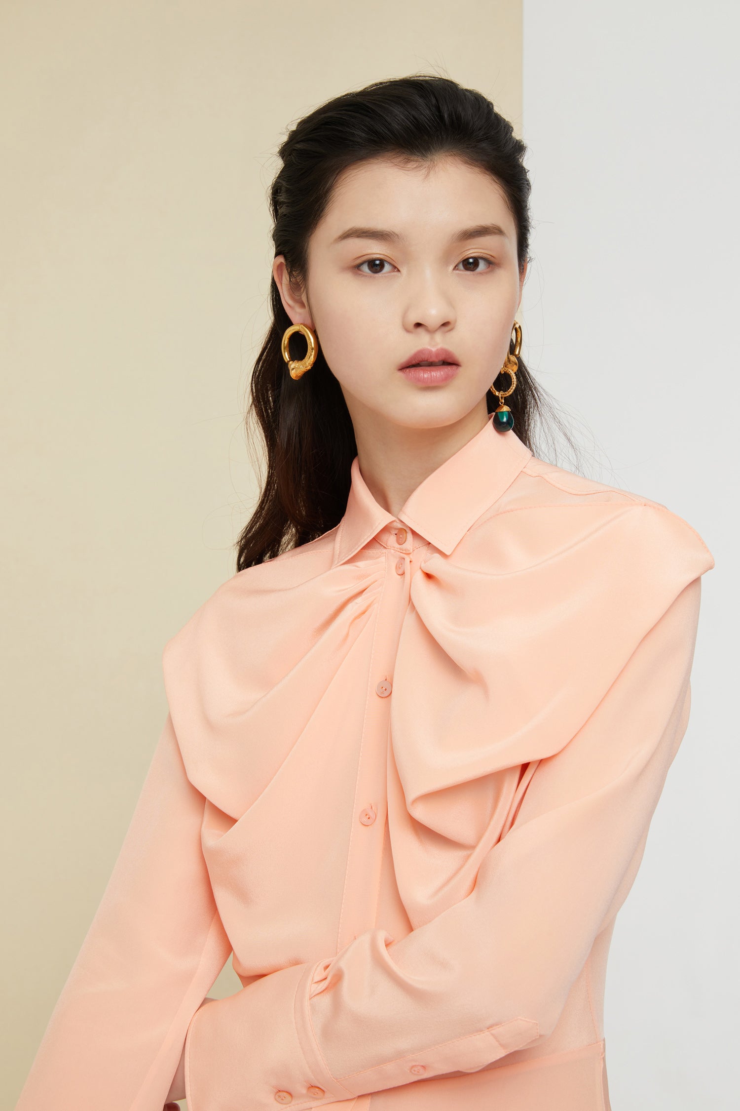 Patou - Vestito midi con collo a fiocco - Coral - Il fiocco? Il nuovo must.Il collo a fiocco, nuova signature di Patou. Vestito camicia lunghezza midi in crepe di seta corallo. Bottoni sul fronte e ai polsi.