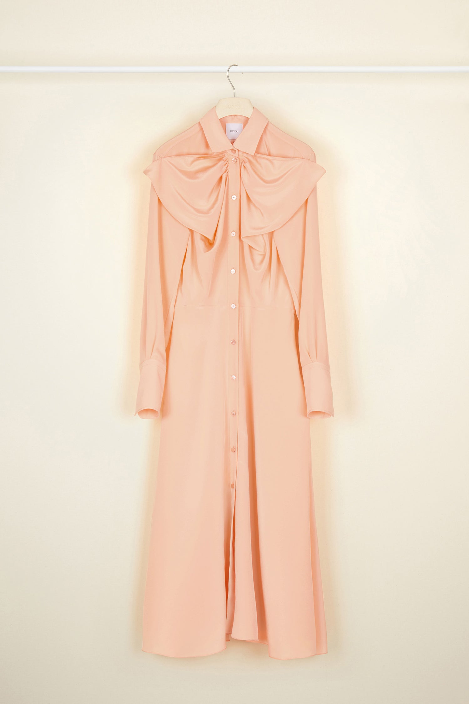 Patou - Vestito midi con collo a fiocco - Coral - Il fiocco? Il nuovo must.Il collo a fiocco, nuova signature di Patou. Vestito camicia lunghezza midi in crepe di seta corallo. Bottoni sul fronte e ai polsi.