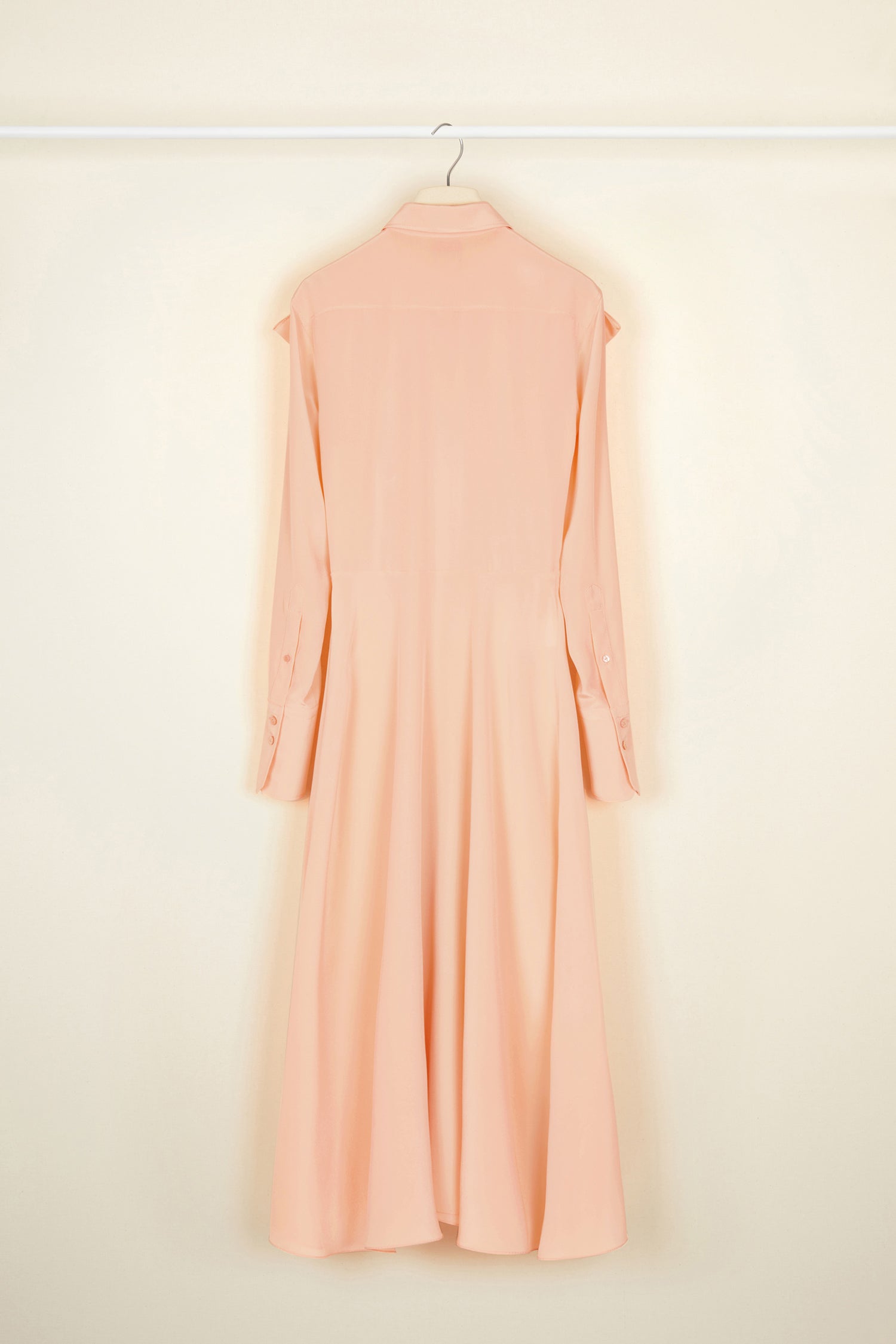 Patou - Vestito midi con collo a fiocco - Coral - Il fiocco? Il nuovo must.Il collo a fiocco, nuova signature di Patou. Vestito camicia lunghezza midi in crepe di seta corallo. Bottoni sul fronte e ai polsi.