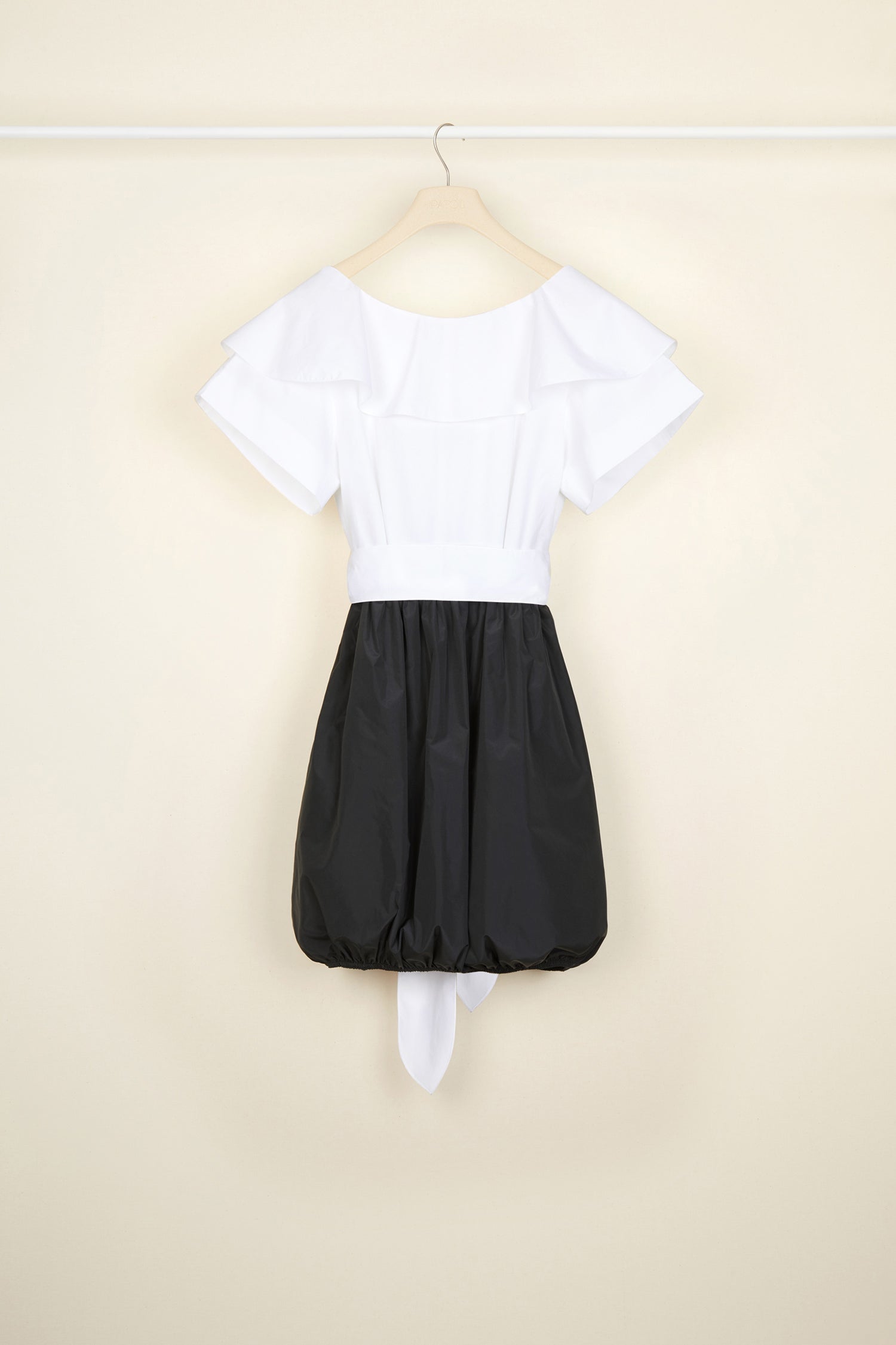 Patou - Vestito a palloncino con schiena incrociata - Black White - Leggerezza del cotone, ricchezza del faille.Vestito in popeline di cotone bianco e faille eco-sostenibile nero. Scollo tondo con balza. Schiena incrociata con fasce da annodare. Gonna a palloncino con orlo elasticizzato. Cerniera nascosta sul lato.