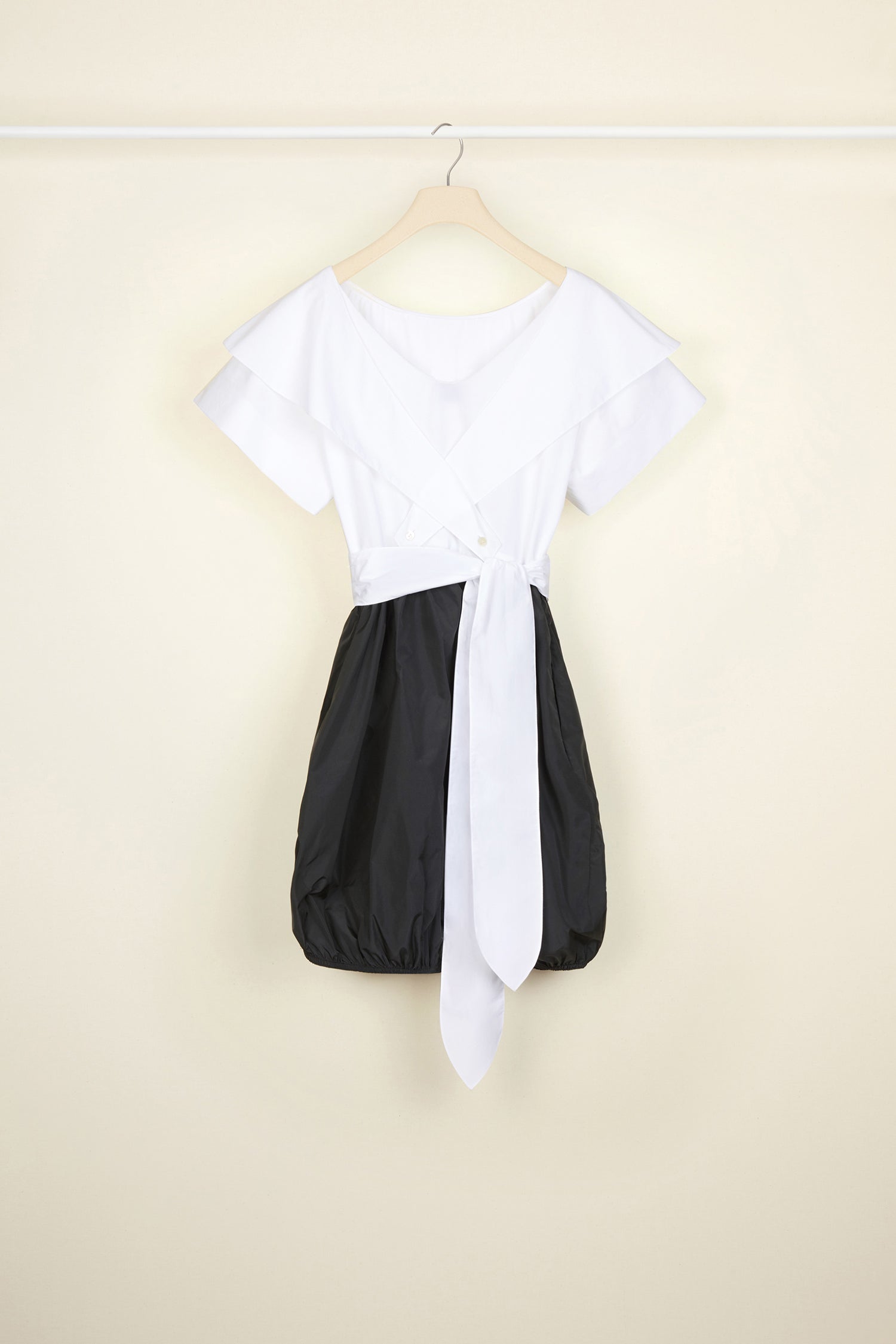 Patou - Vestito a palloncino con schiena incrociata - Black White - Leggerezza del cotone, ricchezza del faille.Vestito in popeline di cotone bianco e faille eco-sostenibile nero. Scollo tondo con balza. Schiena incrociata con fasce da annodare. Gonna a palloncino con orlo elasticizzato. Cerniera nascosta sul lato.