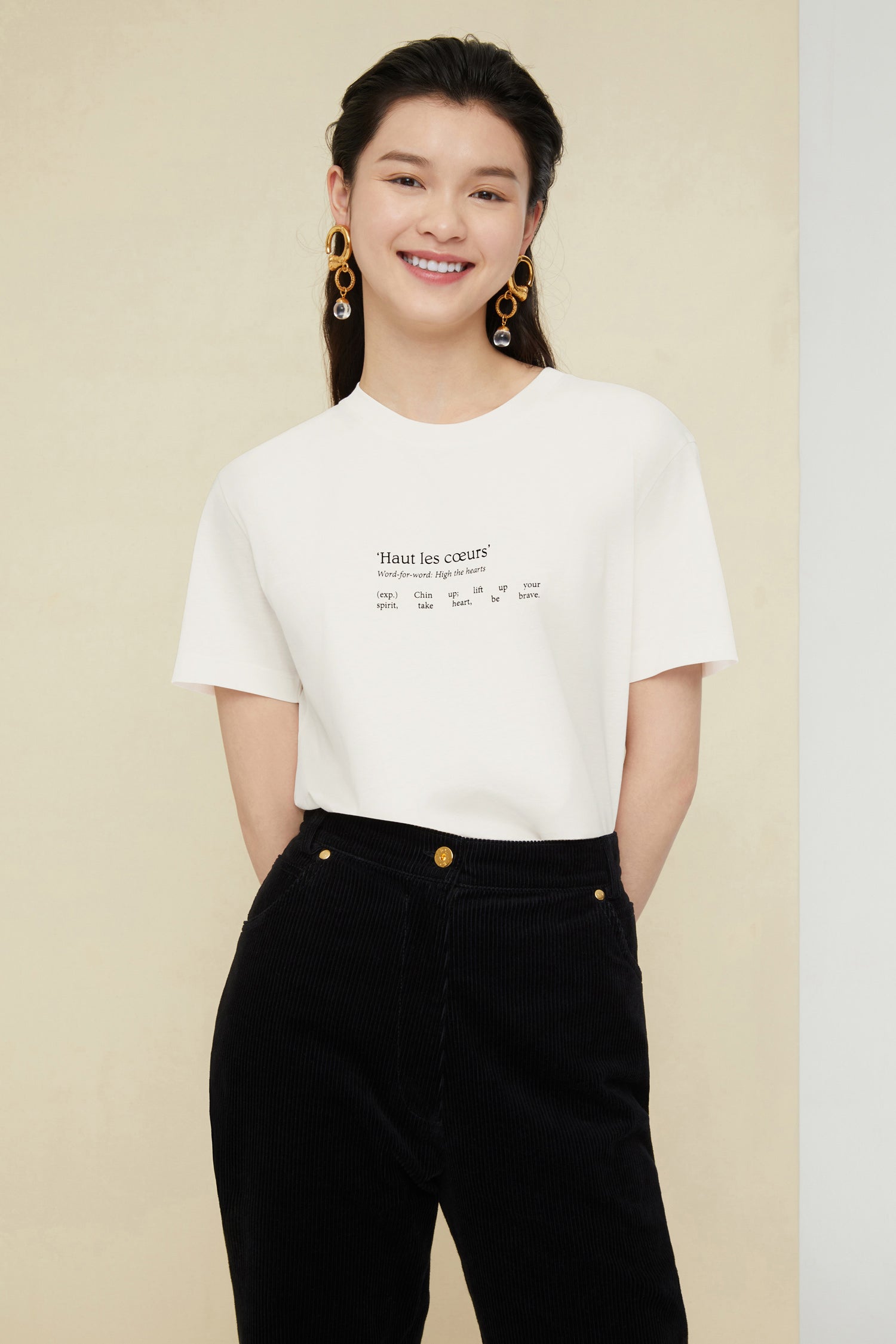 Patou - „Haut les coeurs“-T-Shirt aus Bio-Baumwolle - Haut Les Coeurs B - Die Kunst der Heiterkeit. Weißes T-Shirt aus Bio-Baumwolle mit Rundhalsausschnitt. Regular Fit. Von Wörterbüchern inspirierter Print vorne, Logo hinten.