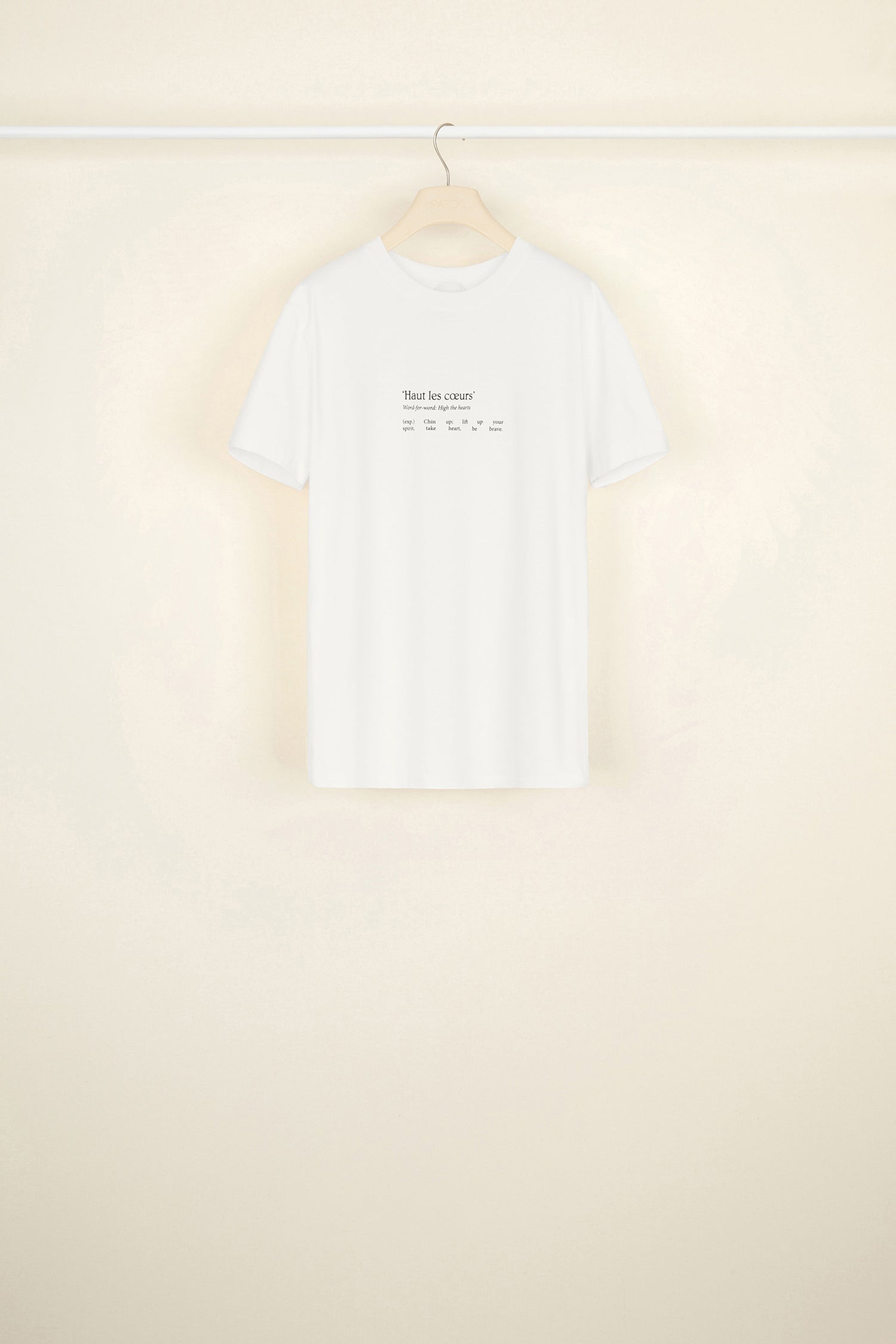 Patou - „Haut les coeurs“-T-Shirt aus Bio-Baumwolle - Haut Les Coeurs B - Die Kunst der Heiterkeit. Weißes T-Shirt aus Bio-Baumwolle mit Rundhalsausschnitt. Regular Fit. Von Wörterbüchern inspirierter Print vorne, Logo hinten.