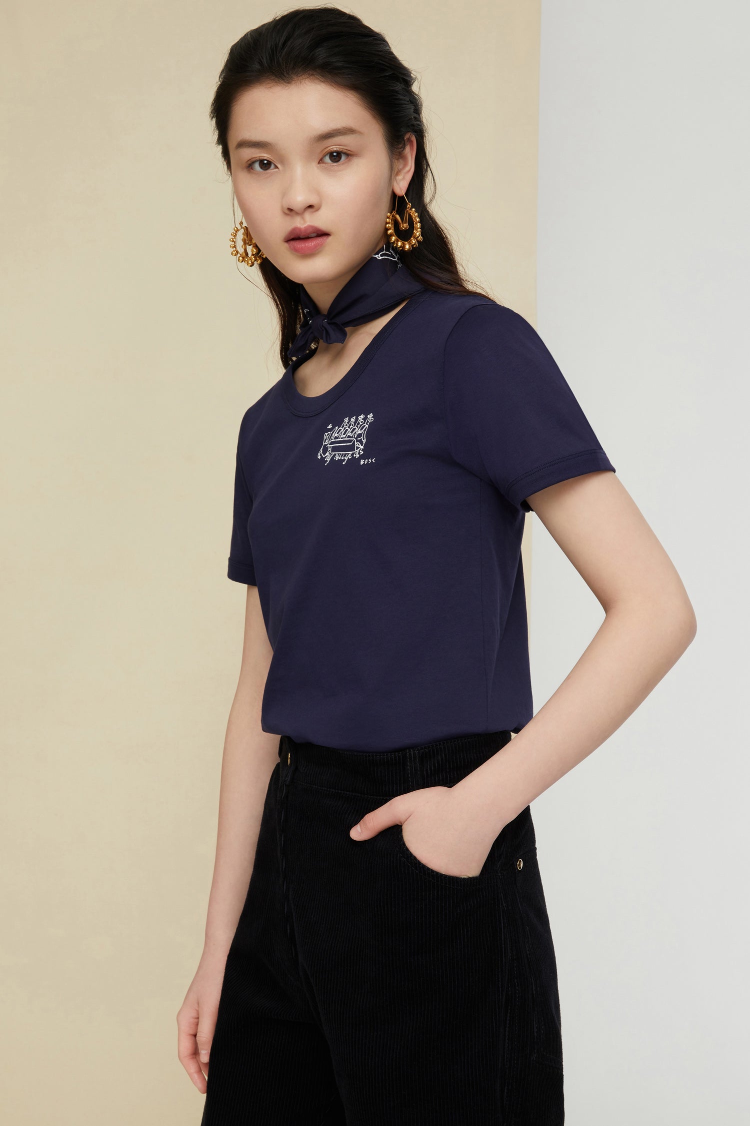 Patou - ボスク オーガニックコットン Tシャツ - Ink - フレンチユーモアのシンプルな詩情。 ボスク カプセルコレクションのアイテム。インクブルーのオーガニックコットン製Tシャツに、アイコニックなフランス人漫画家ボスクのベンチをテーマにしたイラスト。バックにJPモノグラム。