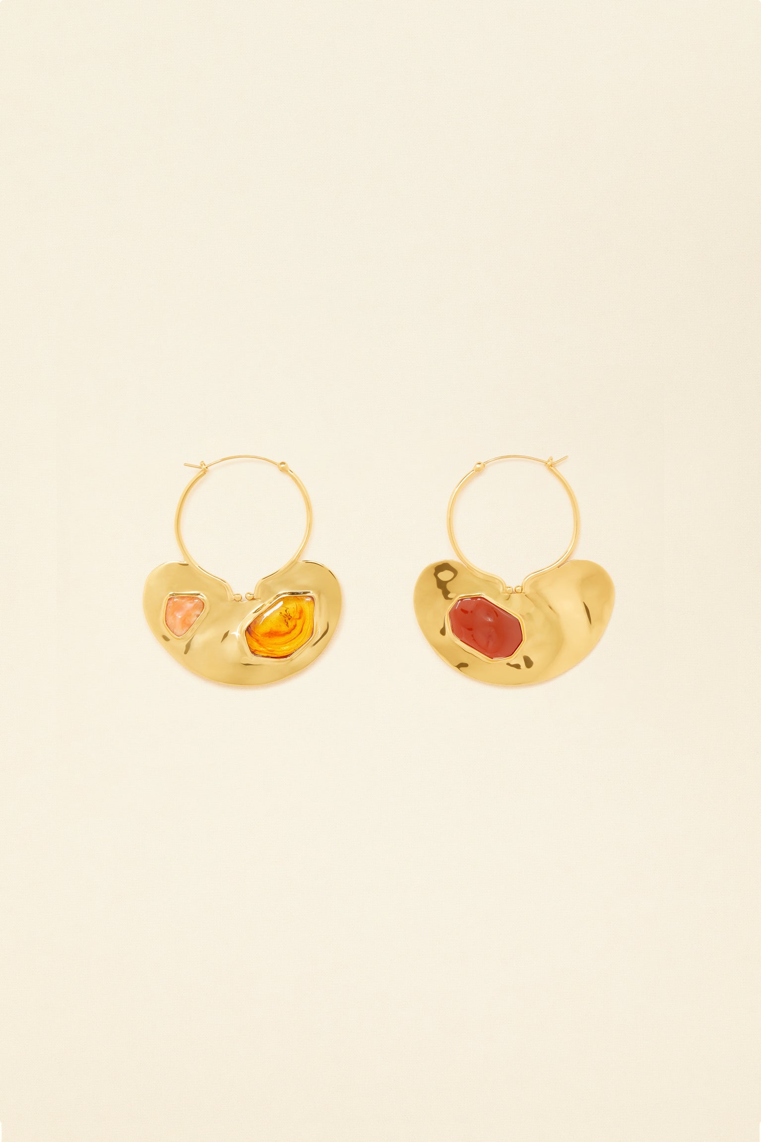 Patou - Orecchini piccoli in ottone martellato e pietre - Gold Stones - Un classico dello stile Patou punta sulle pietre.Orecchini a cerchio piccoli in ottone dorato. Targa martellata incisa con il logo Patou e decorata di pietre.