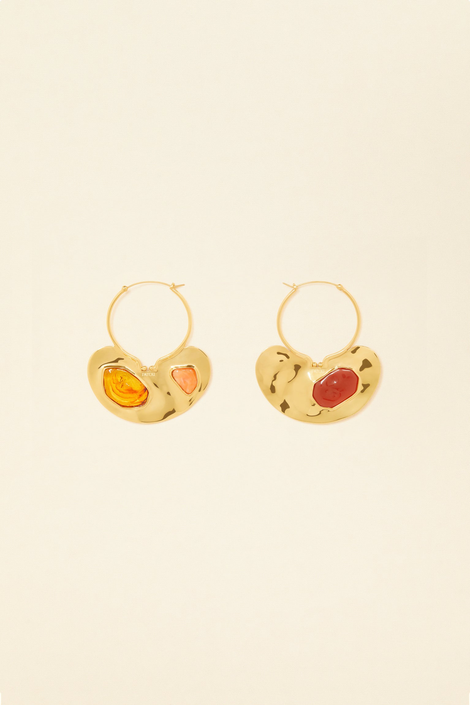 Patou - Petites créoles en laiton martelé et pierres - Gold Stones - Les pierres s’invitent sur un classique Patou.Petites créoles en laiton doré avec plaque martelée gravée Patou et décorée de pierres.