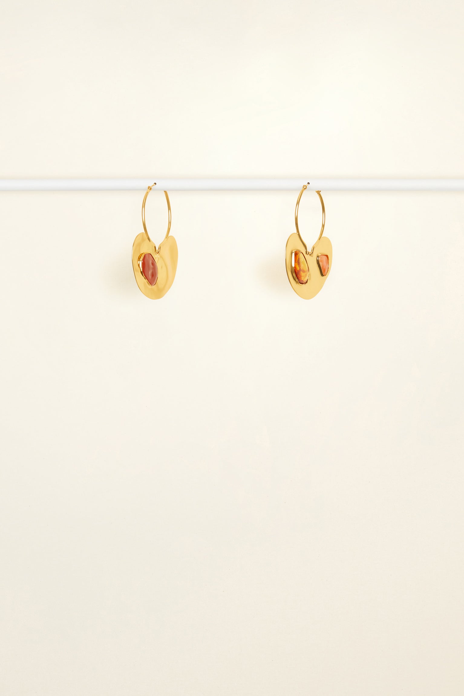 Patou - Petites créoles en laiton martelé et pierres - Gold Stones - Les pierres s’invitent sur un classique Patou.Petites créoles en laiton doré avec plaque martelée gravée Patou et décorée de pierres.