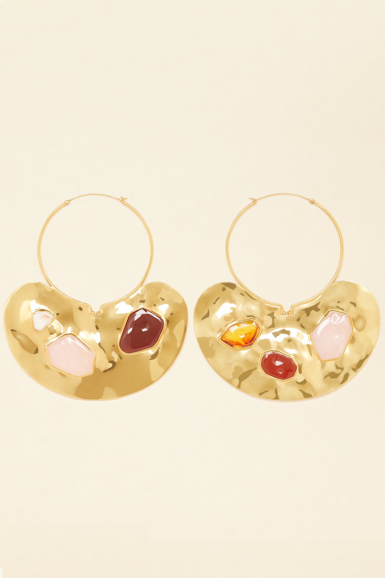 Patou - Créoles en laiton martelé et pierres - Gold Stones - Les pierres s’invitent sur un classique Patou.Créoles en laiton doré avec plaque martelée gravée Patou et décorée de pierres.