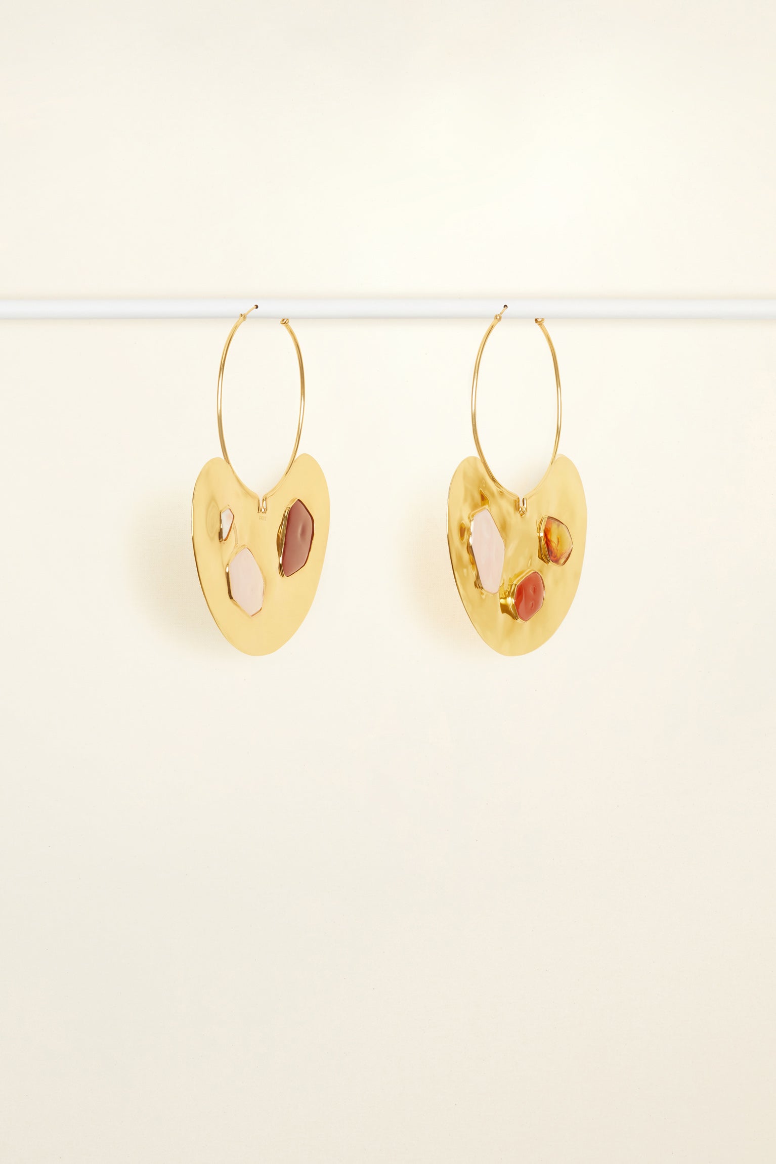 Patou - Créoles en laiton martelé et pierres - Gold Stones - Les pierres s’invitent sur un classique Patou.Créoles en laiton doré avec plaque martelée gravée Patou et décorée de pierres.