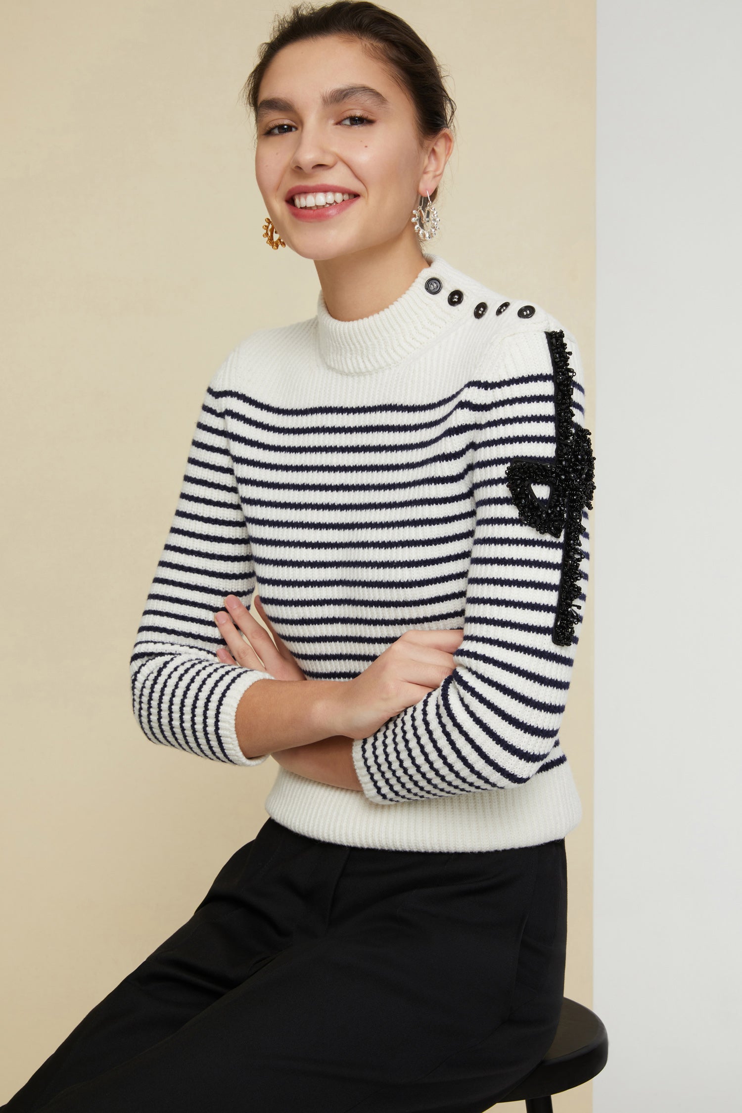 Patou - Marinière in lana con perle - Cream - Un’icona francese con l’inconfondibile tocco Patou.Maglione in stile marinière in lana bianco crema con righe blu scuro. Modello a girocollo con vestibilità aderente. Bottoni sulla spalla sinistra. Logo JP in perle nere sulla manica sinistra.