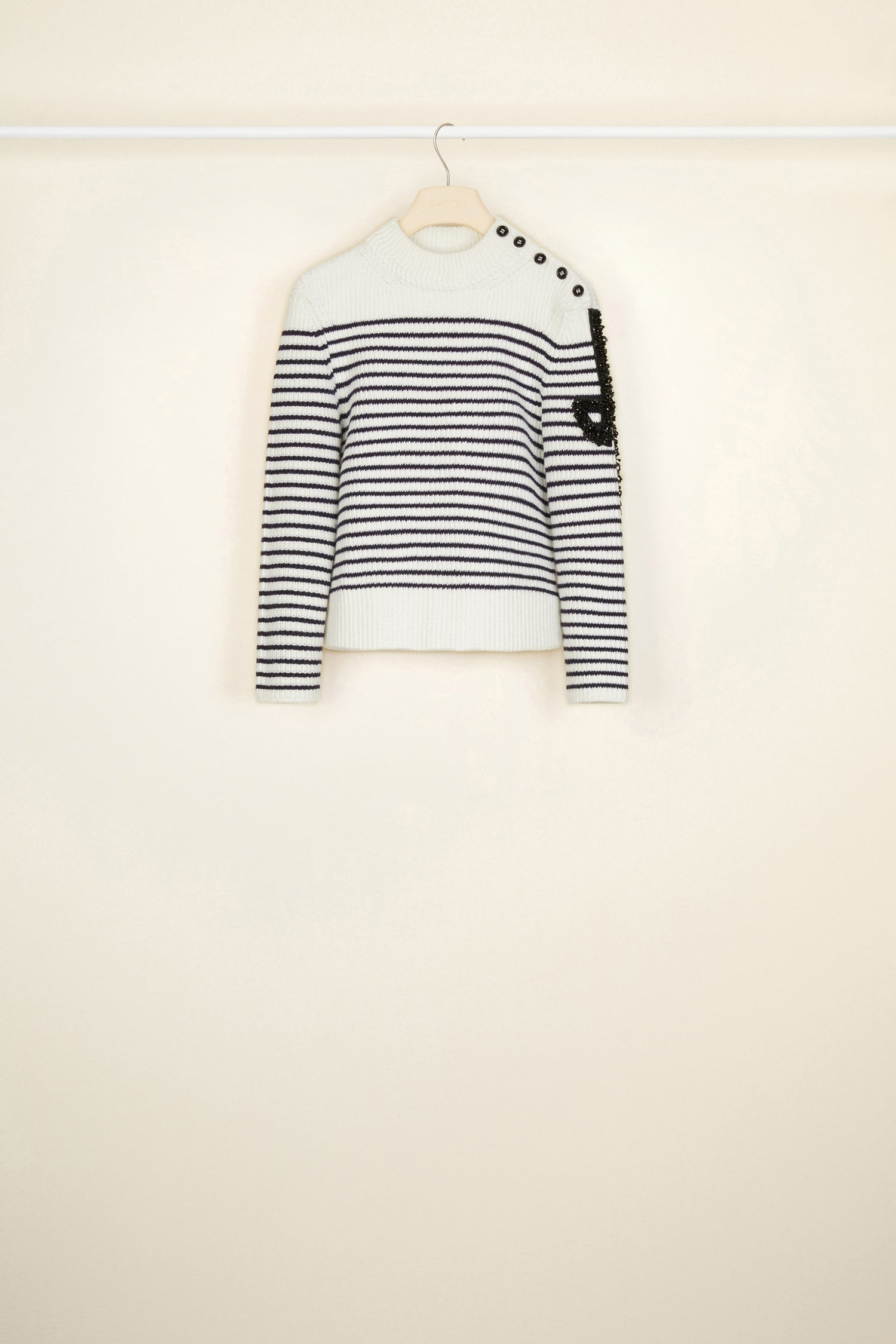 Patou - Marinière en laine décorée de perles - Cream - Une icône du style français, la touche Patou en plus.Marinière en laine d’agneau crème à rayures bleu marine. Silhouette ajustée, col rond. Boutons sur l’épaule gauche. Logo JP en perles noires sur la manche gauche.