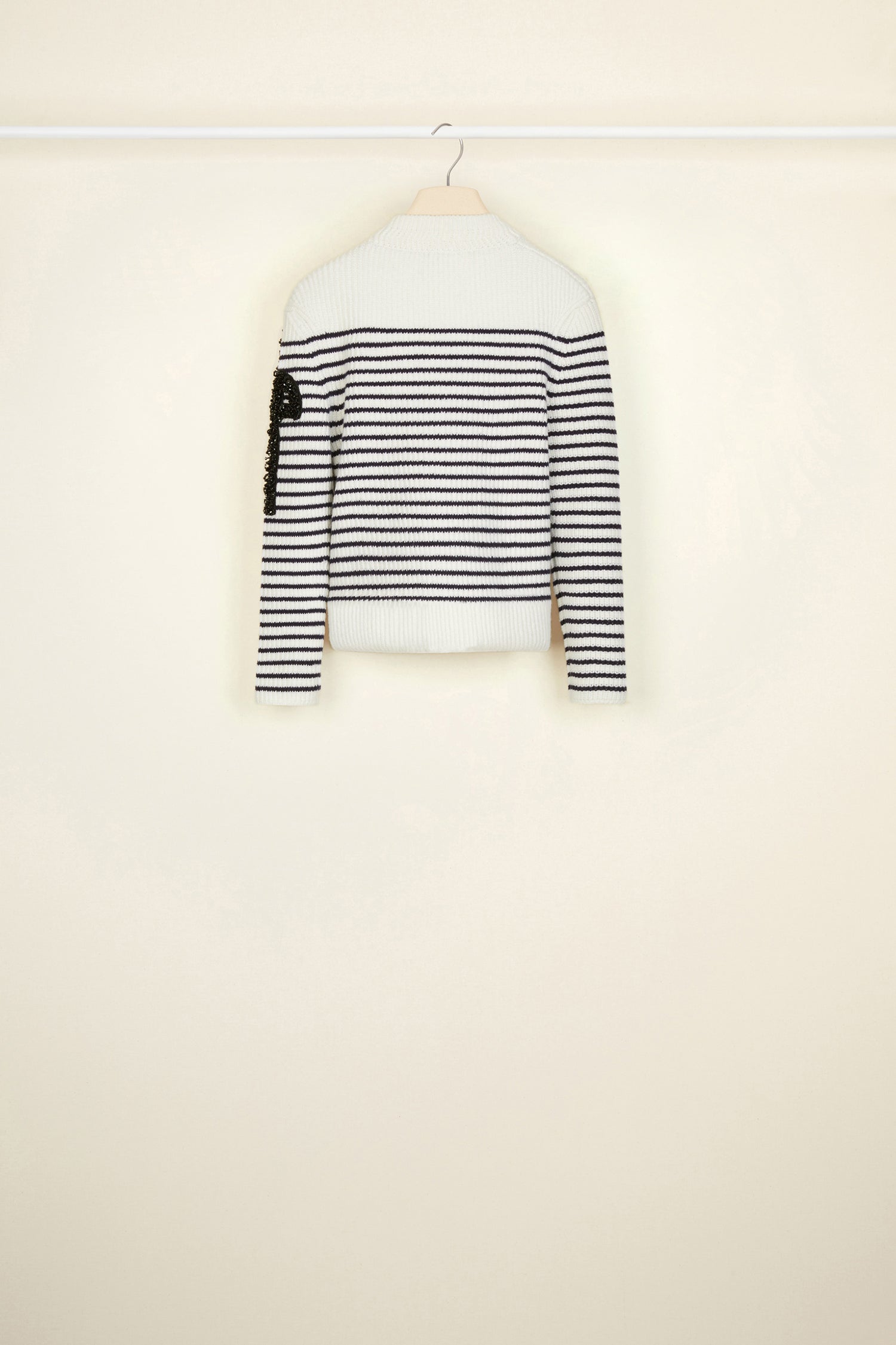 Patou - Marinière en laine décorée de perles - Cream - Une icône du style français, la touche Patou en plus.Marinière en laine d’agneau crème à rayures bleu marine. Silhouette ajustée, col rond. Boutons sur l’épaule gauche. Logo JP en perles noires sur la manche gauche.