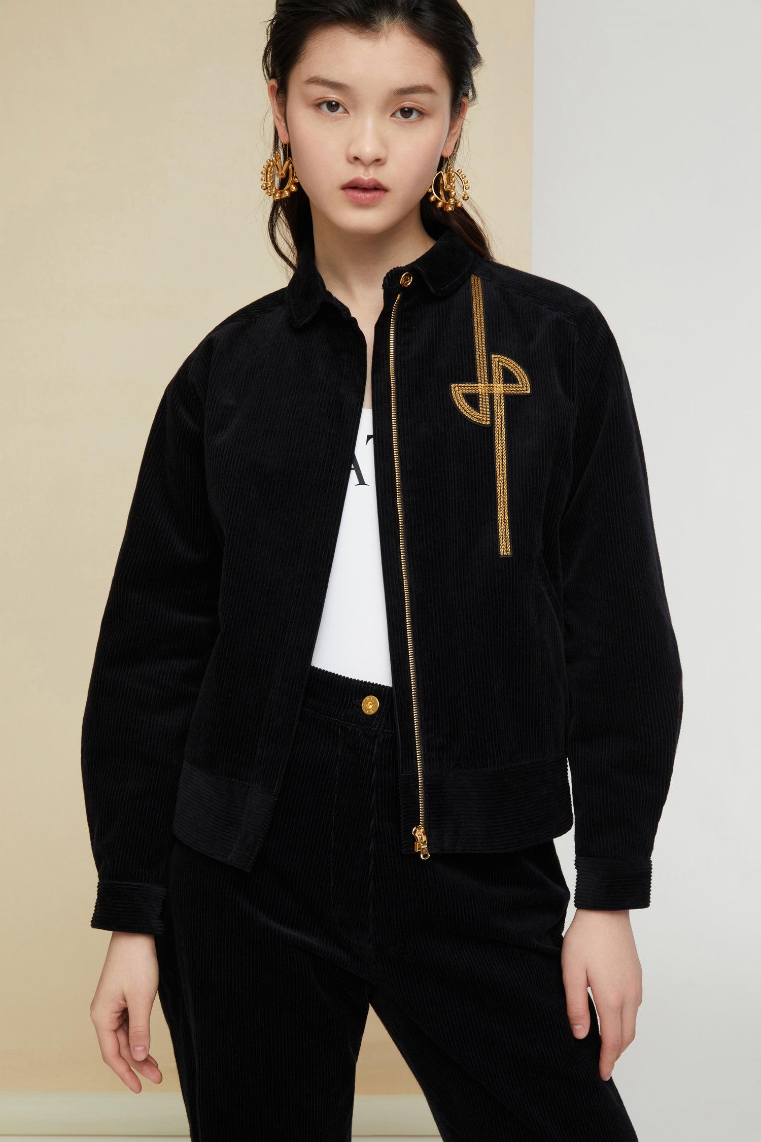 Patou - Giubbotto in velluto a costine - Black - L’eleganza facile del velluto si declina al presente.Giubbotto in velluto a costine nero. Modello corto in stile bomber con un bottone dorato al collo, chiusura con cerniera nascosta. Logo Patou ricamato sul fronte in lettere oro. Polsi abbottonati, vita elasticizzata. Tasche laterali.