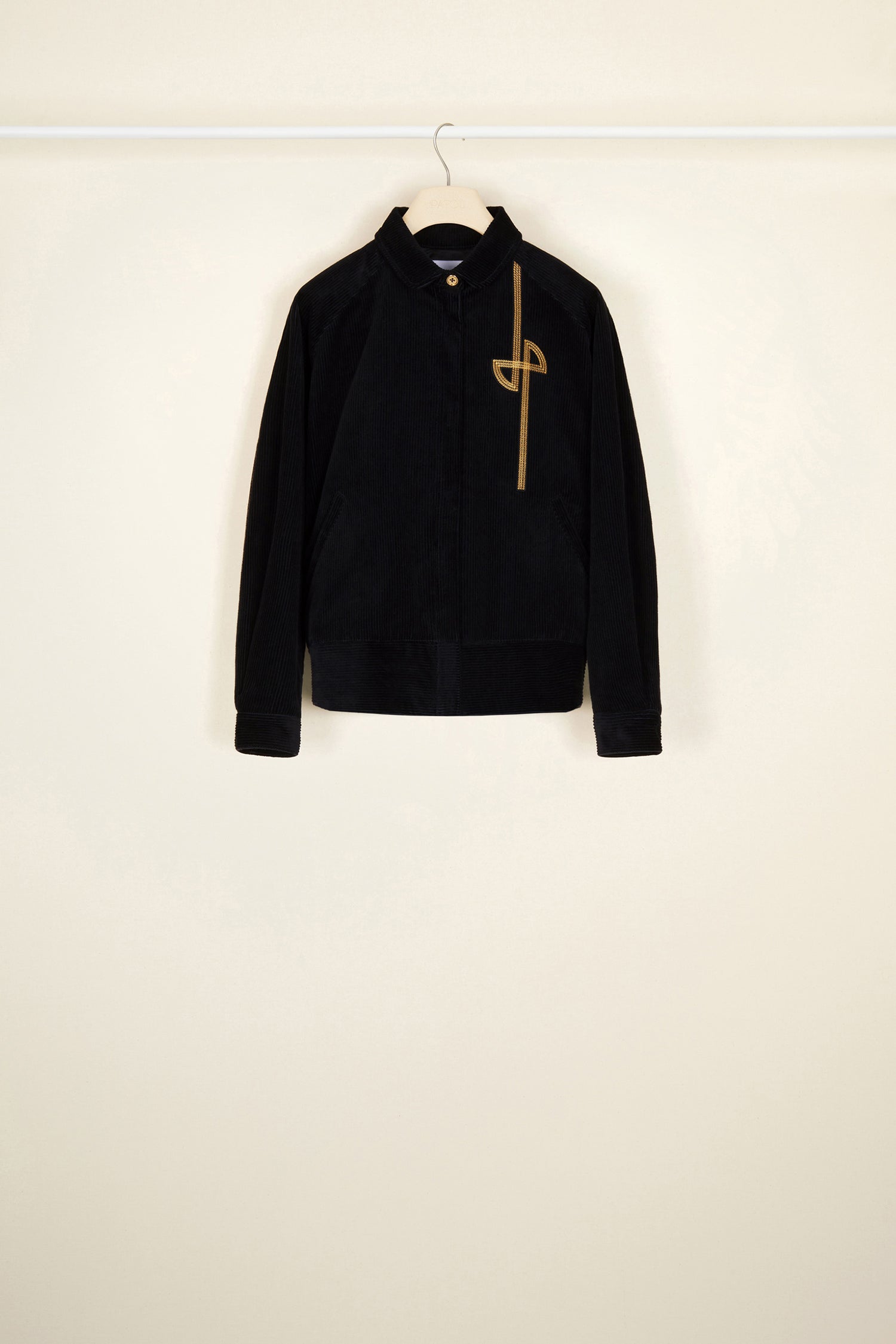 Patou - Giubbotto in velluto a costine - Black - L’eleganza facile del velluto si declina al presente.Giubbotto in velluto a costine nero. Modello corto in stile bomber con un bottone dorato al collo, chiusura con cerniera nascosta. Logo Patou ricamato sul fronte in lettere oro. Polsi abbottonati, vita elasticizzata. Tasche laterali.