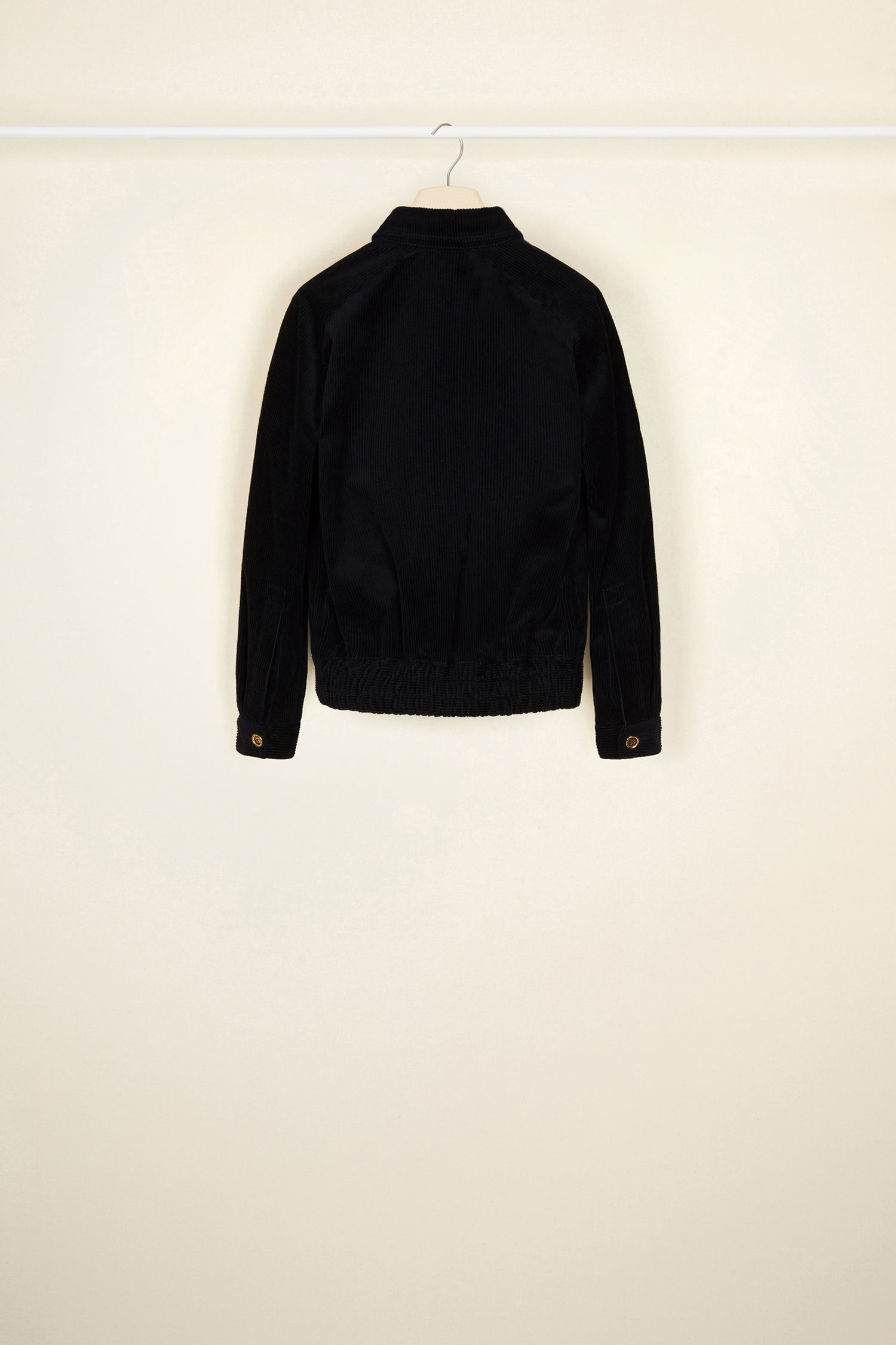 Patou - Giubbotto in velluto a costine - Black - L’eleganza facile del velluto si declina al presente.Giubbotto in velluto a costine nero. Modello corto in stile bomber con un bottone dorato al collo, chiusura con cerniera nascosta. Logo Patou ricamato sul fronte in lettere oro. Polsi abbottonati, vita elasticizzata. Tasche laterali.