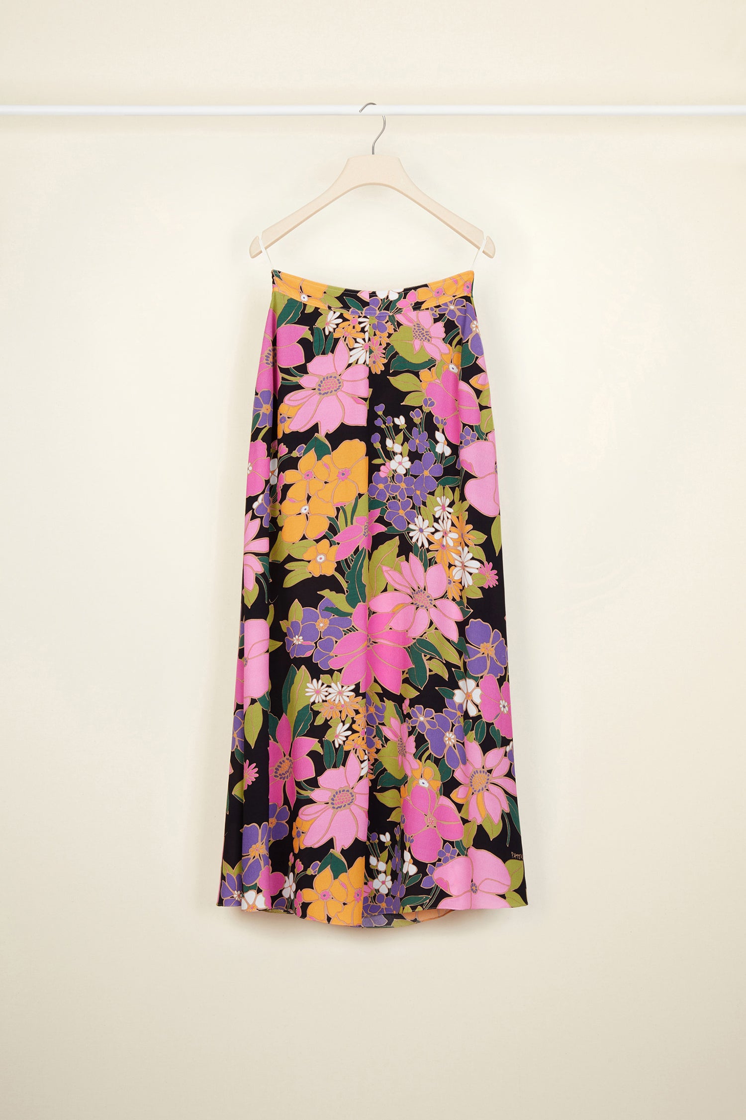 Patou - Gonna midi in crepe stampato - Autumn Flowers - L’autunno si tinge di fiori.Gonna midi in crepe stampato con i Fiori d’Autunno dell’Atto 4. Silhouette leggermente svasata. Bottoni e tasche ai lati. Cerniera nascosta.