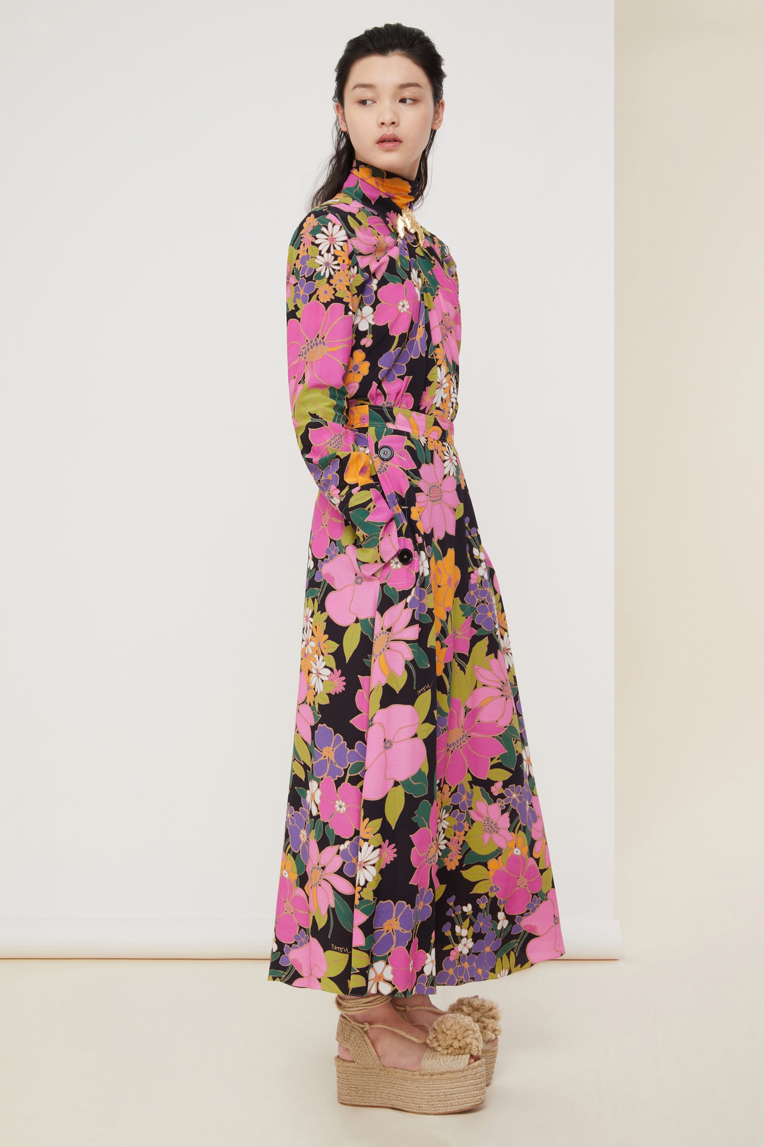 Patou - Gonna midi in crepe stampato - Autumn Flowers - L’autunno si tinge di fiori.Gonna midi in crepe stampato con i Fiori d’Autunno dell’Atto 4. Silhouette leggermente svasata. Bottoni e tasche ai lati. Cerniera nascosta.