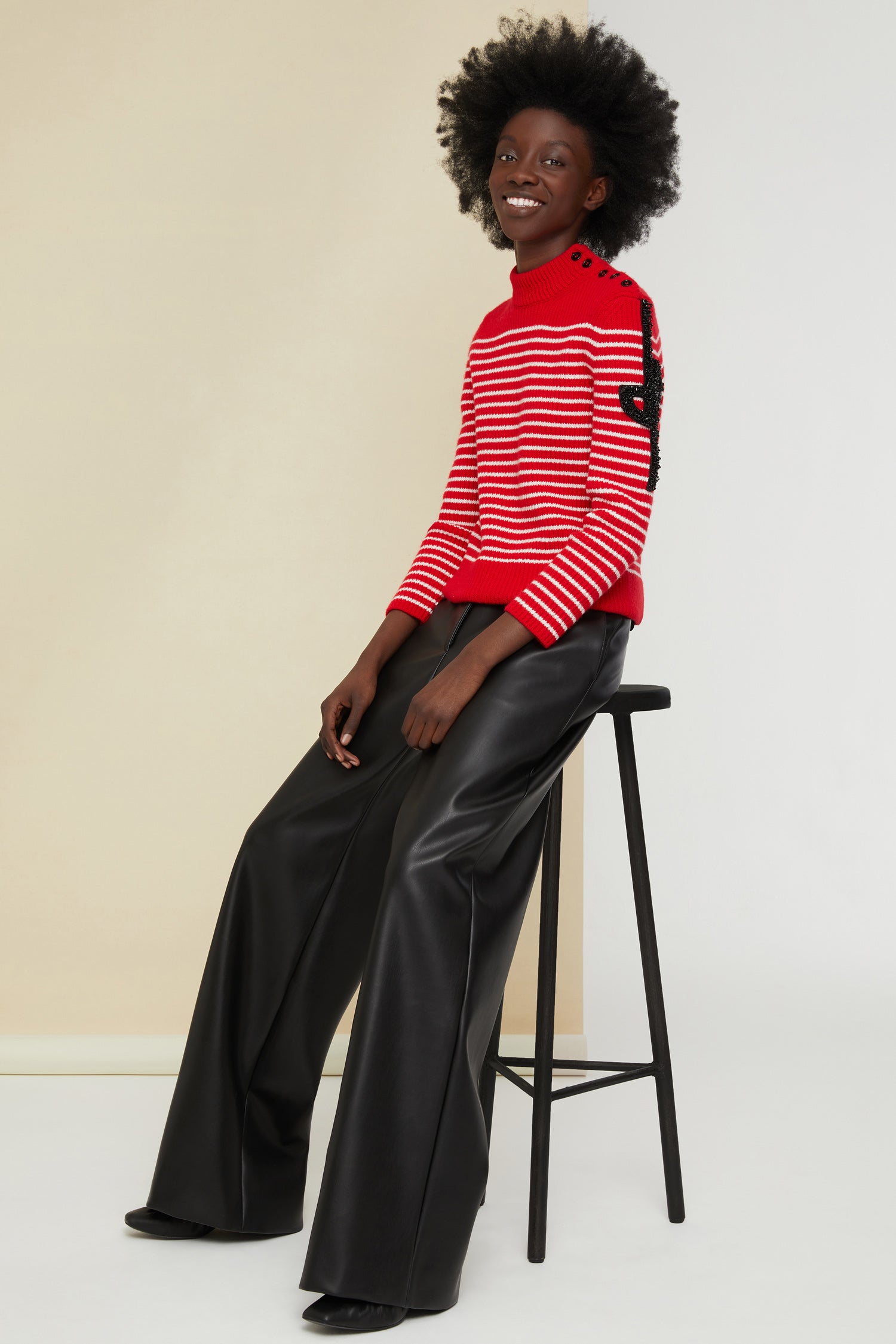 Patou - アイコニック フェイクレザー パンツ - Black - クラシックを再考:(フェイク)レザーのテーラードスタイル。 パトゥを象徴するテーラードパンツをブラックのフェイクレザーで。ストレートフィット。フロントにJPと刻印したゴールドカラーのボタンとファスナー。ベルトループ、サイドポケット2個。後ろにシグネチャーのダーツ。裏地付き。