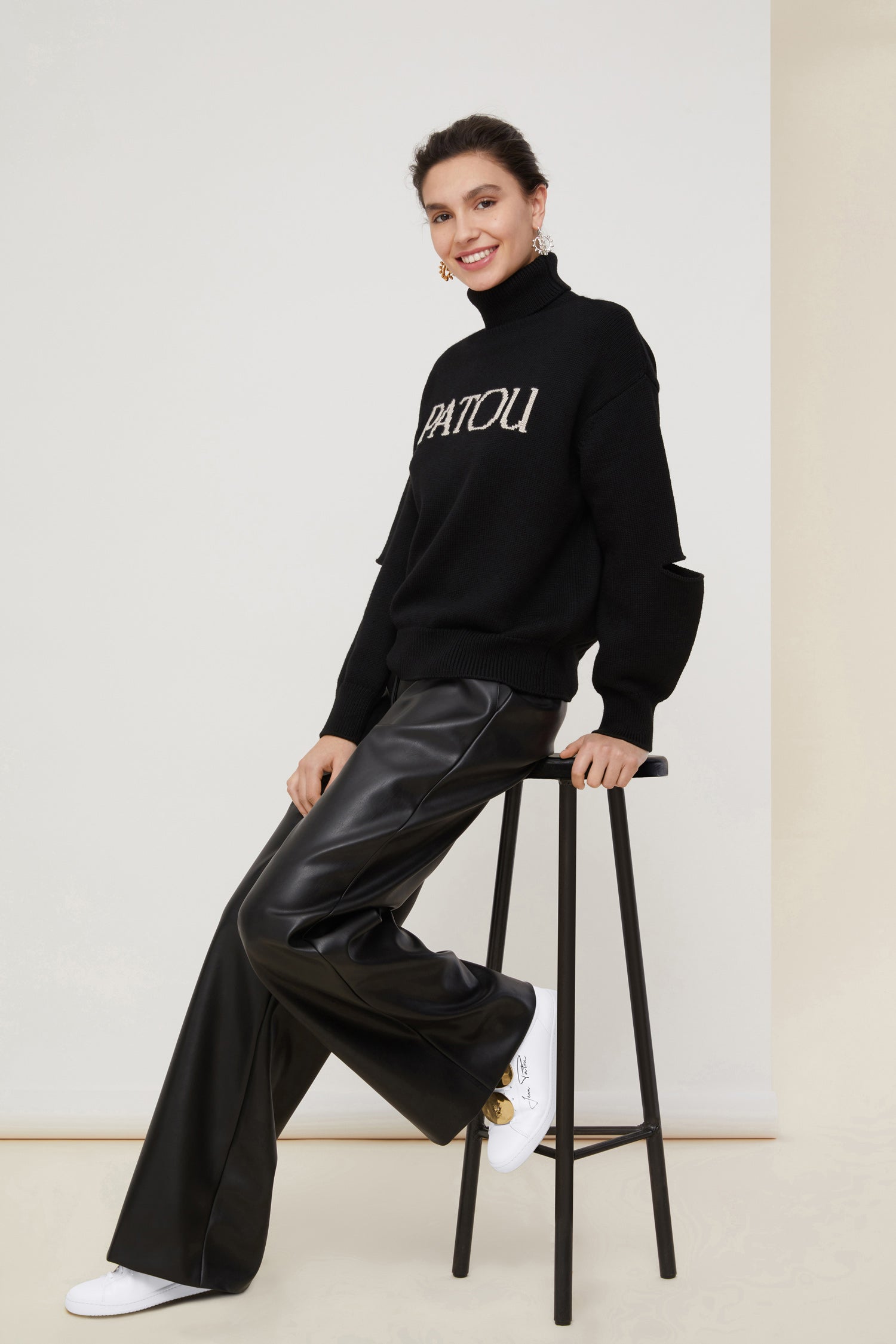 Patou - アイコニック フェイクレザー パンツ - Black - クラシックを再考:(フェイク)レザーのテーラードスタイル。 パトゥを象徴するテーラードパンツをブラックのフェイクレザーで。ストレートフィット。フロントにJPと刻印したゴールドカラーのボタンとファスナー。ベルトループ、サイドポケット2個。後ろにシグネチャーのダーツ。裏地付き。