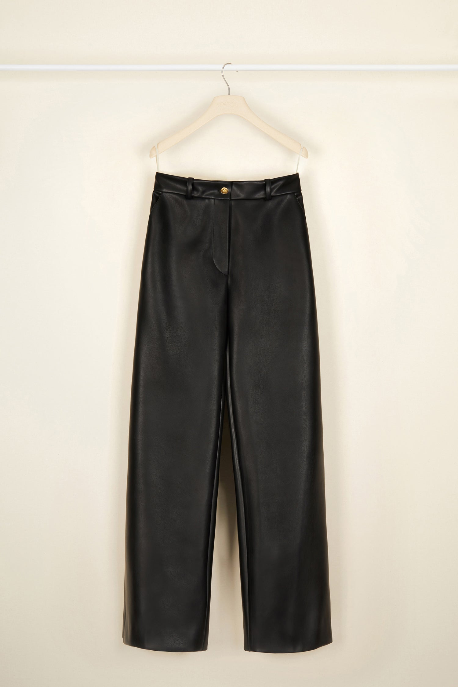 Patou - アイコニック フェイクレザー パンツ - Black - クラシックを再考:(フェイク)レザーのテーラードスタイル。 パトゥを象徴するテーラードパンツをブラックのフェイクレザーで。ストレートフィット。フロントにJPと刻印したゴールドカラーのボタンとファスナー。ベルトループ、サイドポケット2個。後ろにシグネチャーのダーツ。裏地付き。