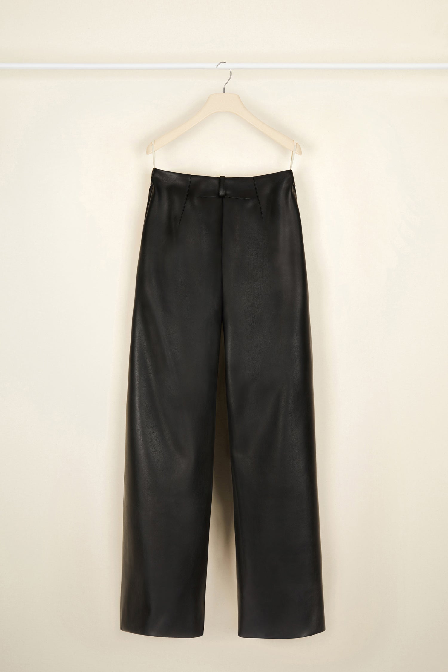 Patou - アイコニック フェイクレザー パンツ - Black - クラシックを再考:(フェイク)レザーのテーラードスタイル。 パトゥを象徴するテーラードパンツをブラックのフェイクレザーで。ストレートフィット。フロントにJPと刻印したゴールドカラーのボタンとファスナー。ベルトループ、サイドポケット2個。後ろにシグネチャーのダーツ。裏地付き。