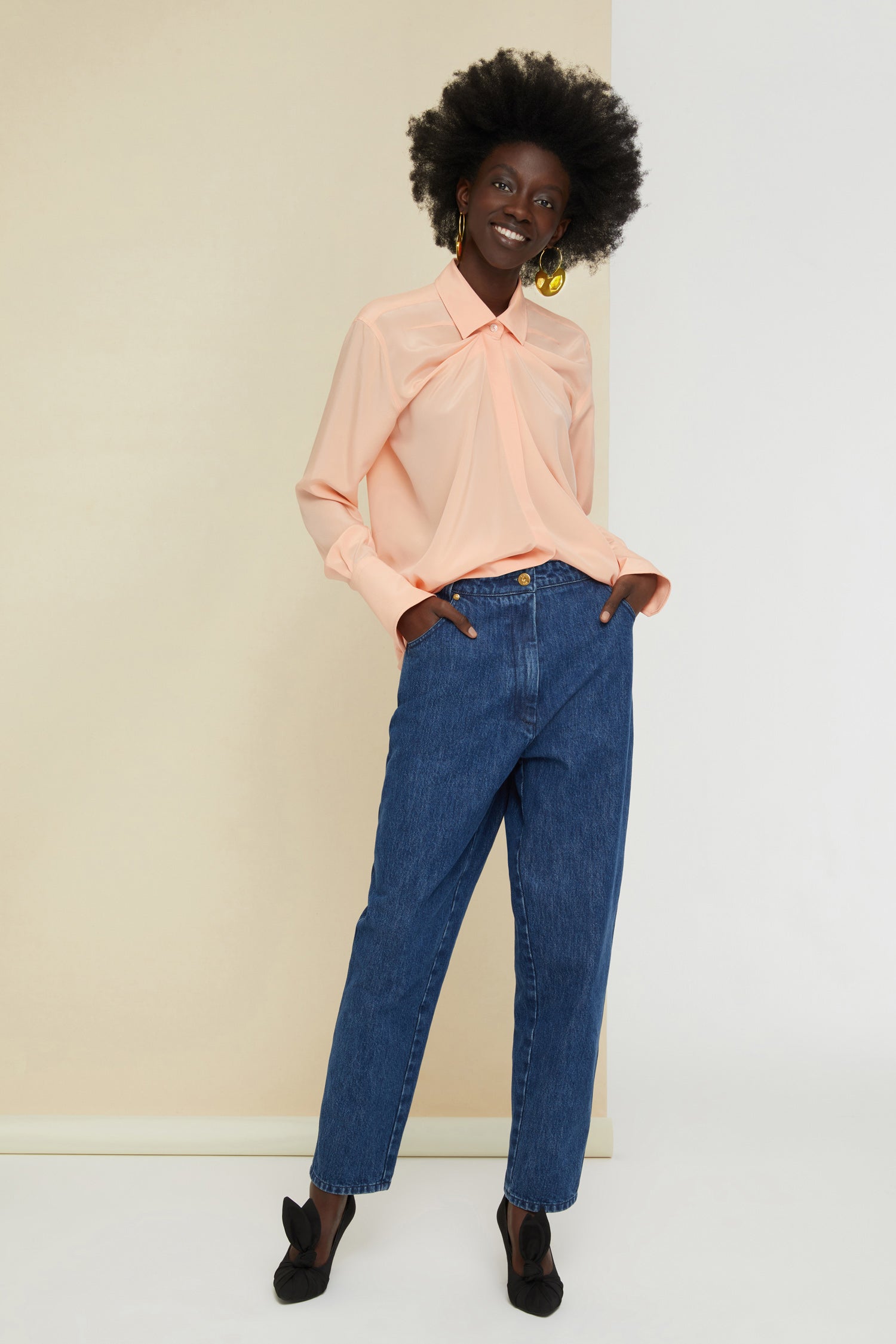 Patou - Pantalone carrot in denim bio - Indigo Blue - Il denim cambia direzione.Una nuova silhouette affusolata in denim bio blu indigo. Modello a cinque tasche con rivetti dorati. Passanti da cintura. Logo Patou ricamato e pince sul retro.