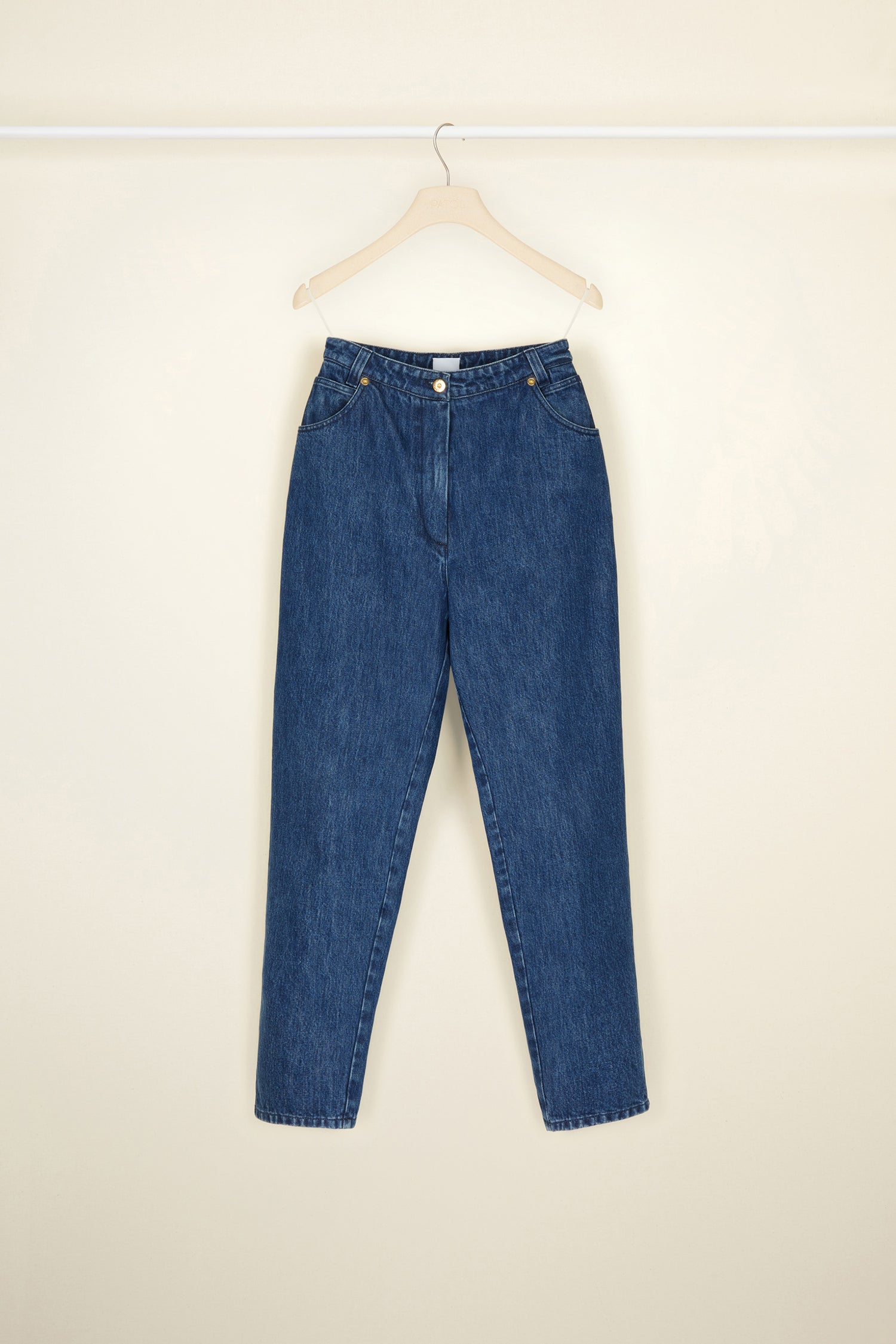 Patou - Pantalone carrot in denim bio - Indigo Blue - Il denim cambia direzione.Una nuova silhouette affusolata in denim bio blu indigo. Modello a cinque tasche con rivetti dorati. Passanti da cintura. Logo Patou ricamato e pince sul retro.